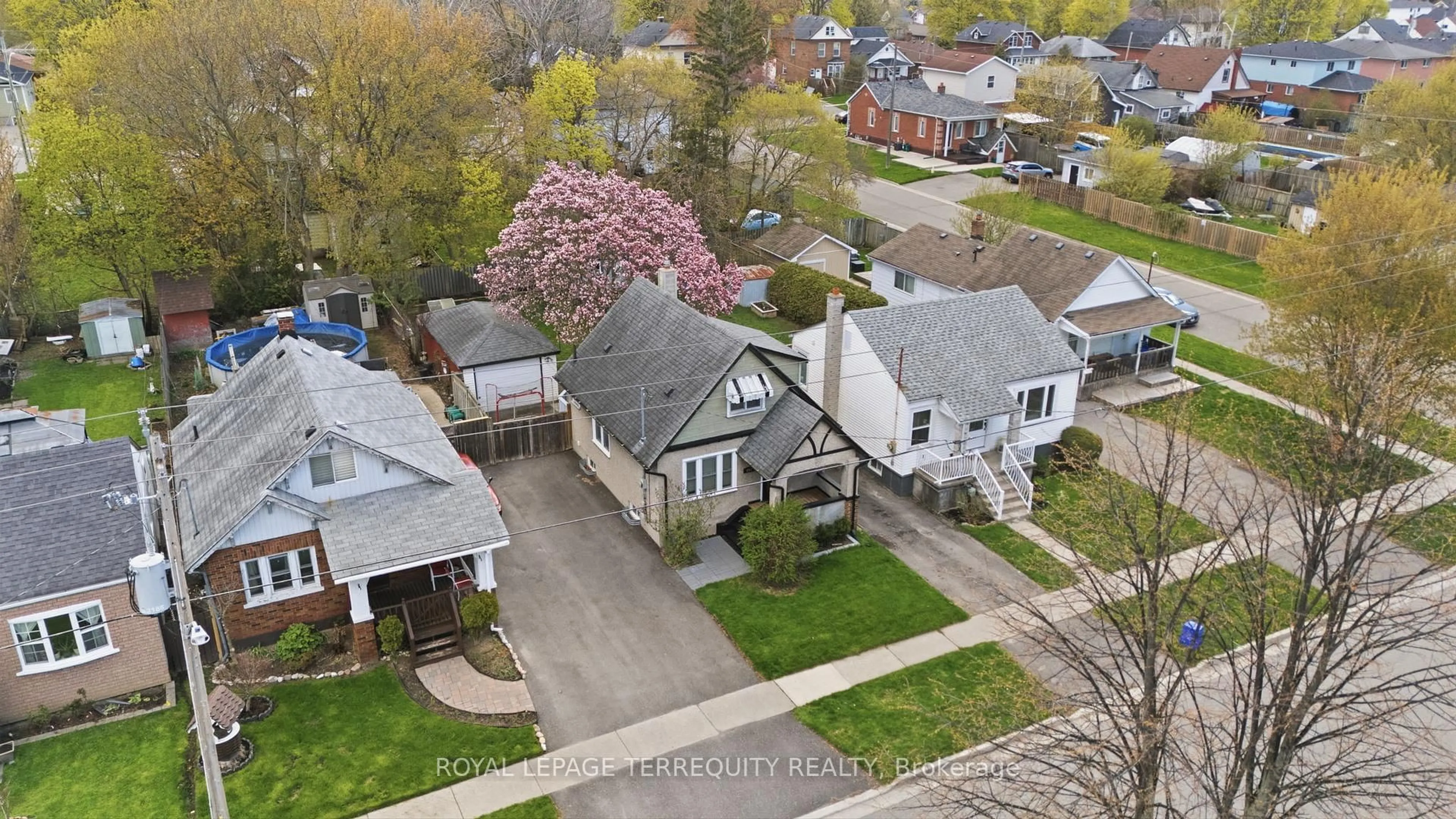 A pic from outside/outdoor area/front of a property/back of a property/a pic from drone, street for 253 Oshawa Blvd, Oshawa Ontario L1H 5R6