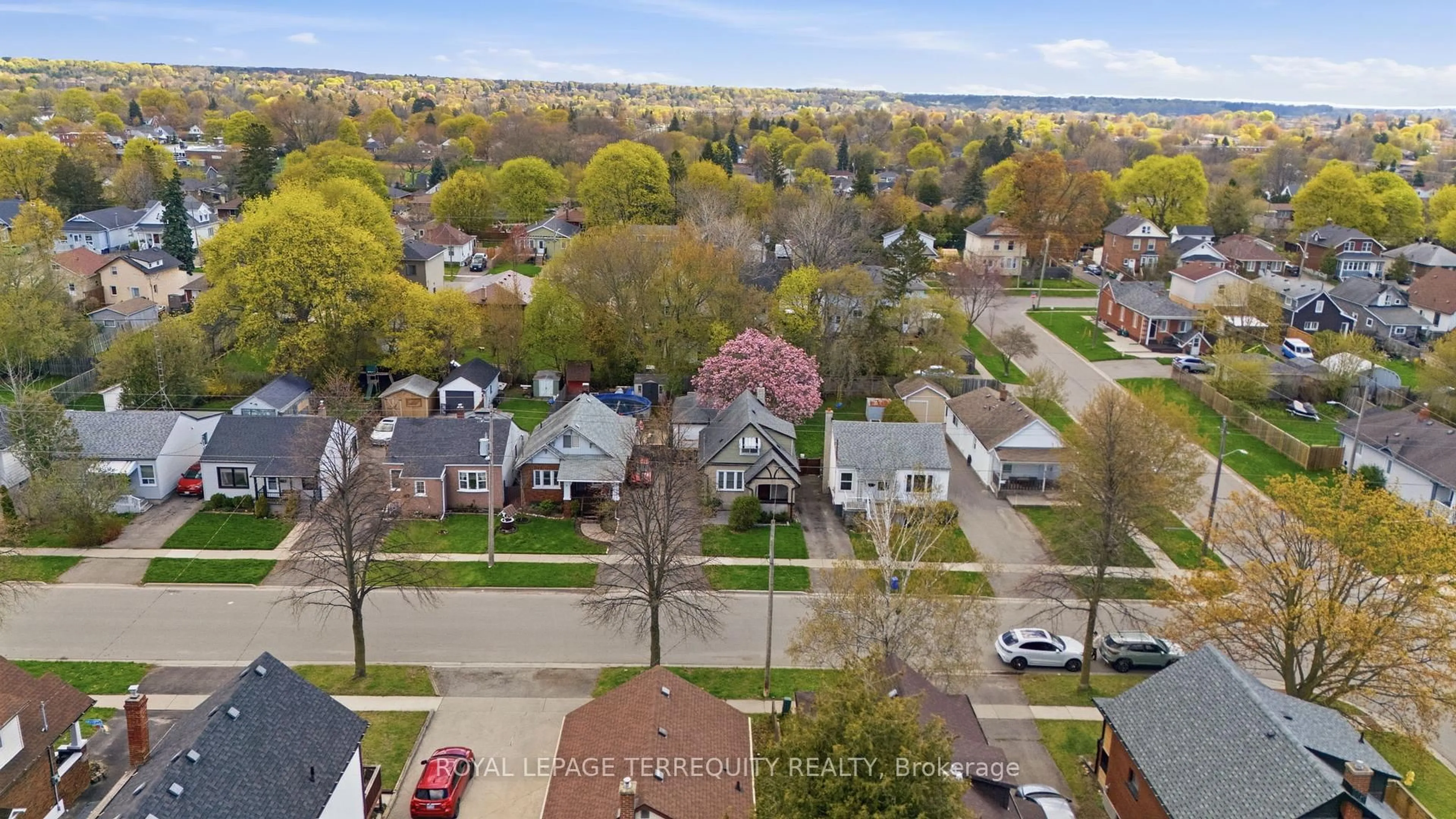 A pic from outside/outdoor area/front of a property/back of a property/a pic from drone, city buildings view from balcony for 253 Oshawa Blvd, Oshawa Ontario L1H 5R6
