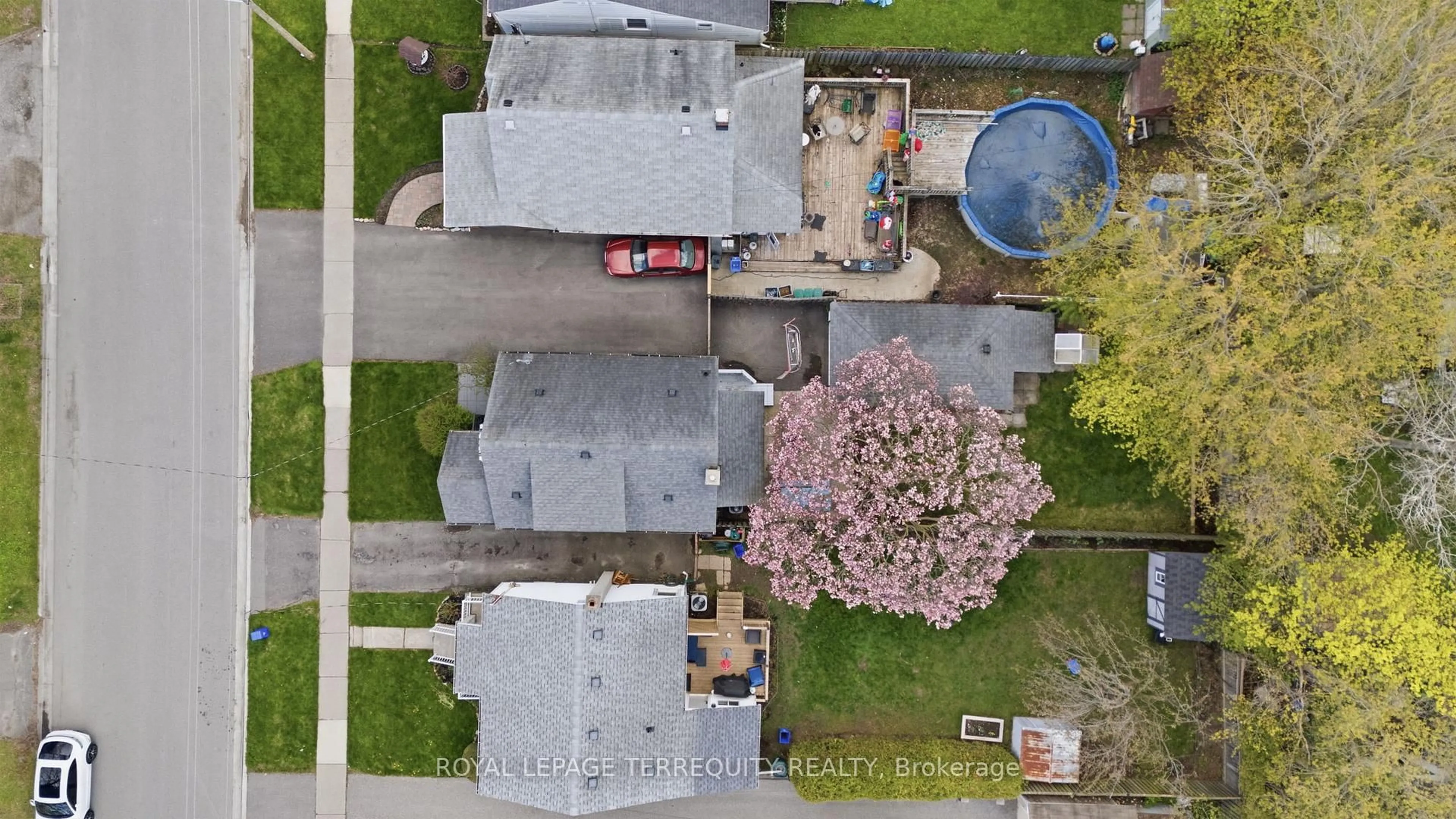 A pic from outside/outdoor area/front of a property/back of a property/a pic from drone, street for 253 Oshawa Blvd, Oshawa Ontario L1H 5R6