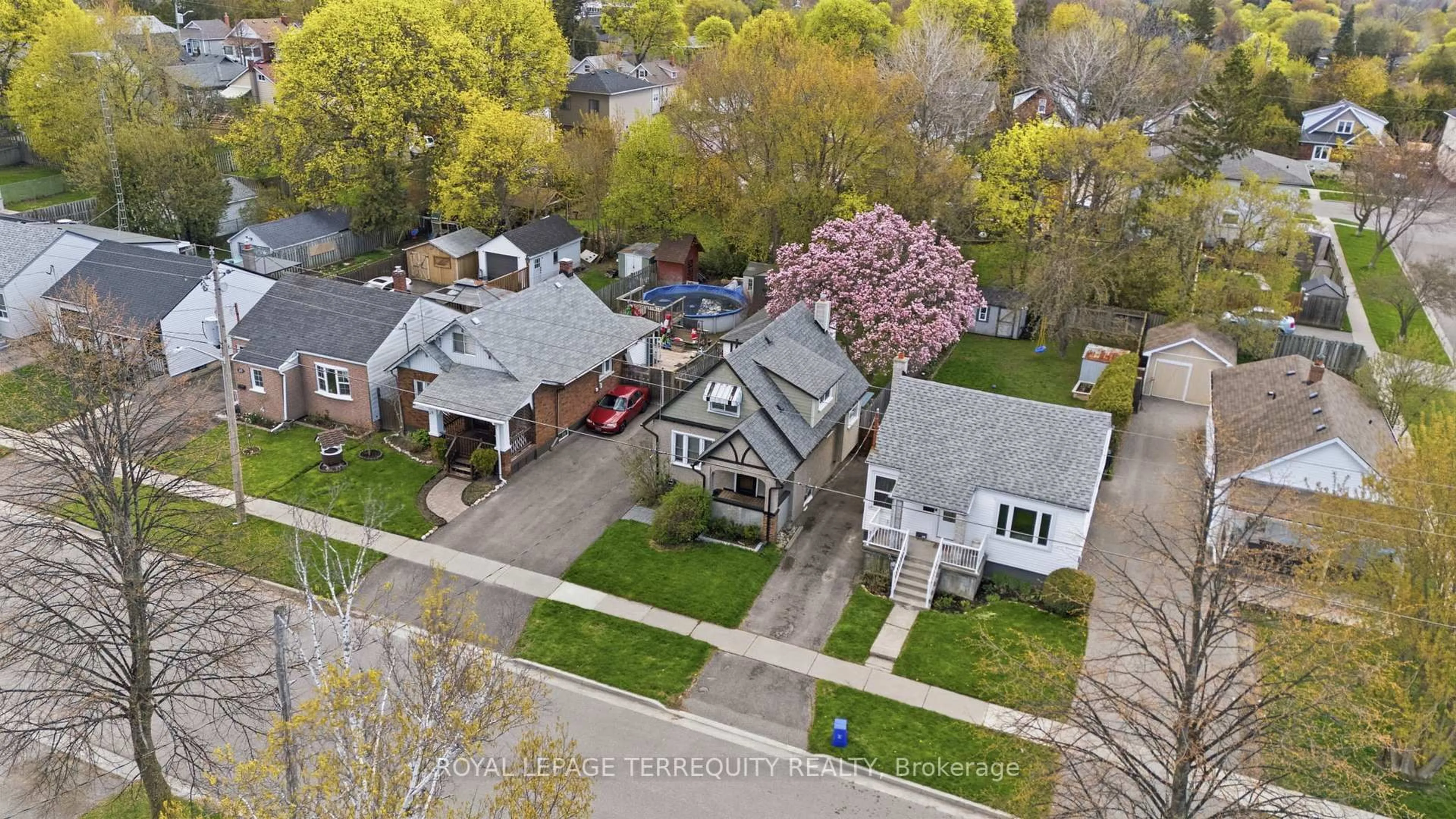A pic from outside/outdoor area/front of a property/back of a property/a pic from drone, street for 253 Oshawa Blvd, Oshawa Ontario L1H 5R6