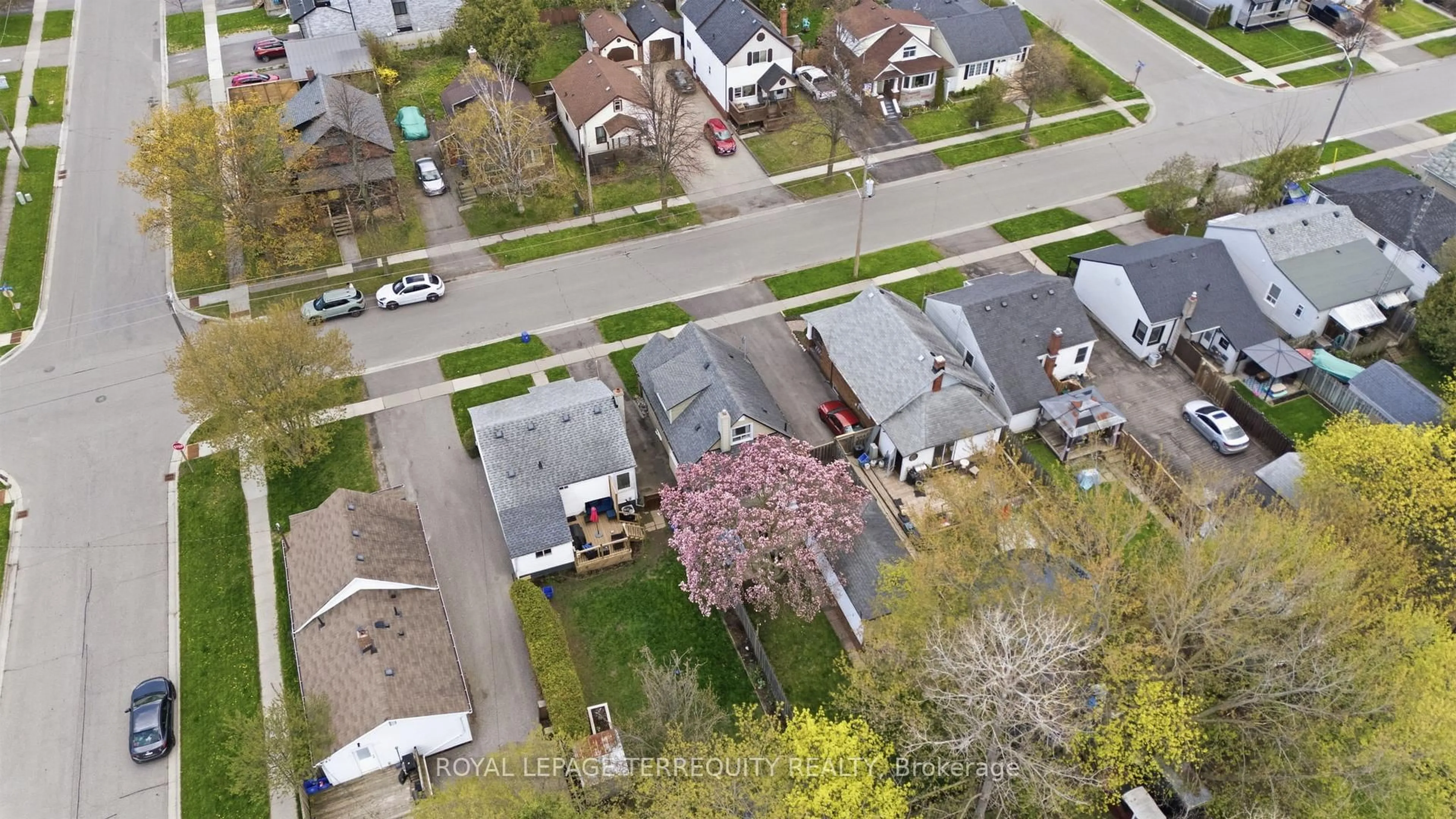A pic from outside/outdoor area/front of a property/back of a property/a pic from drone, street for 253 Oshawa Blvd, Oshawa Ontario L1H 5R6