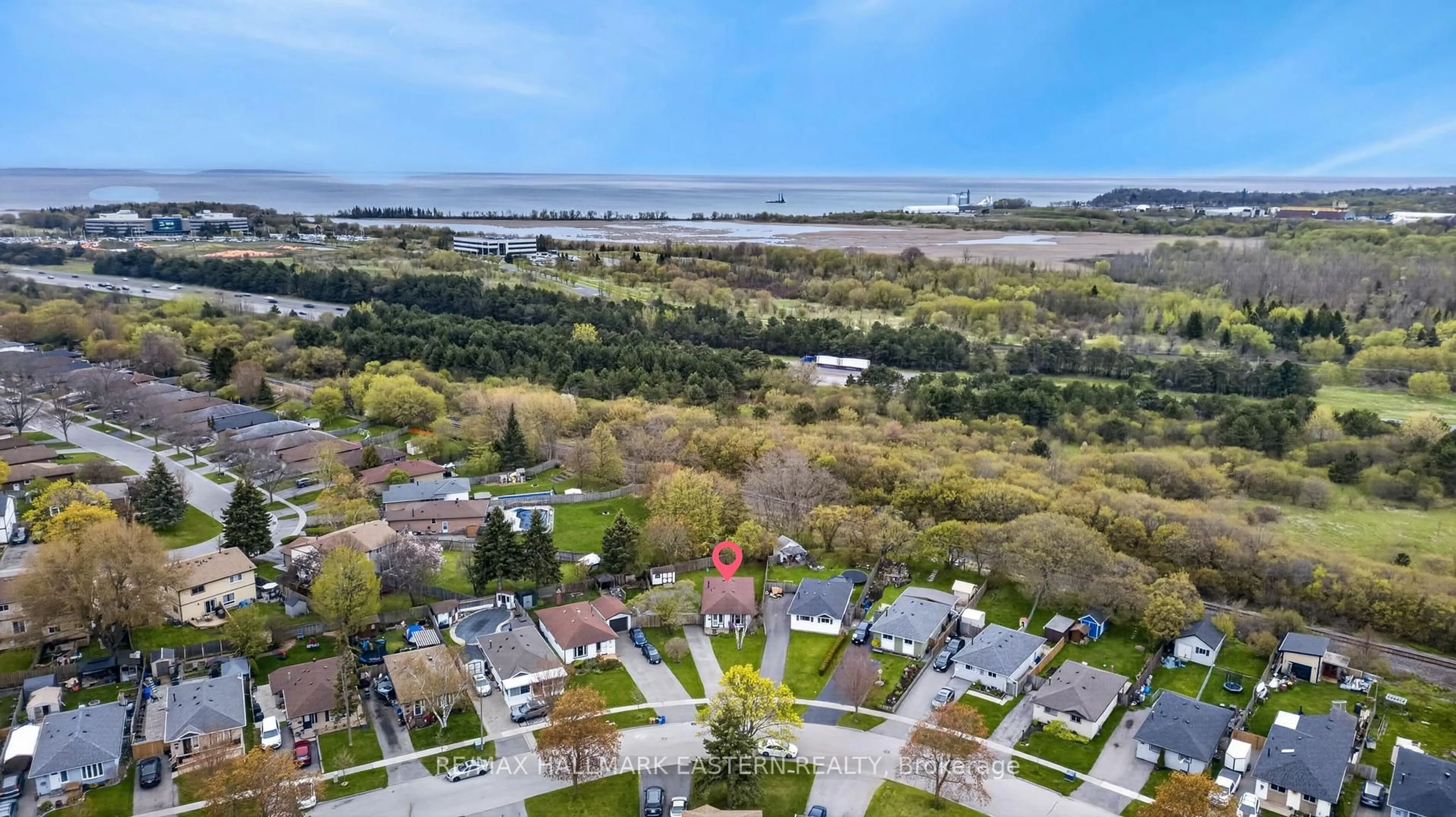 A pic from outside/outdoor area/front of a property/back of a property/a pic from drone, water/lake/river/ocean view for 1121 Norman Cres, Oshawa Ontario L1H 7W9