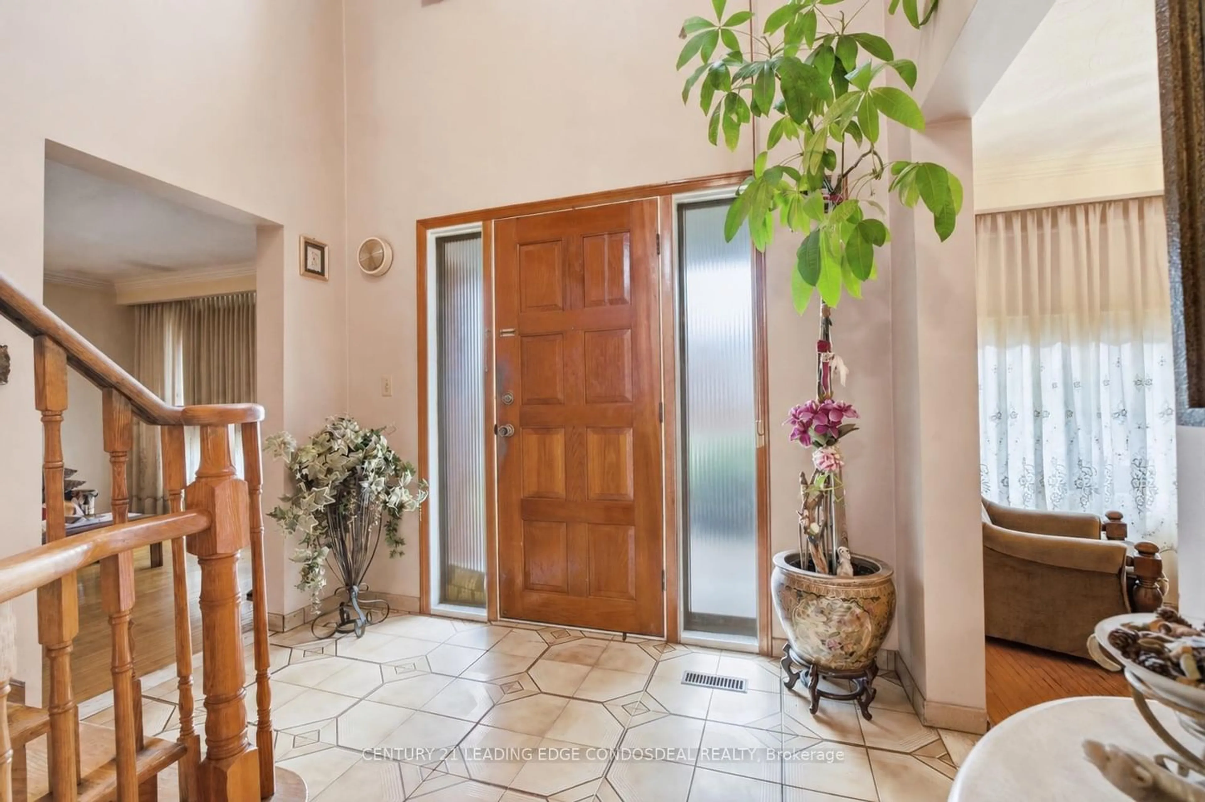 Indoor foyer for 1 Whitley Castle Cres, Toronto Ontario M1V 2P5
