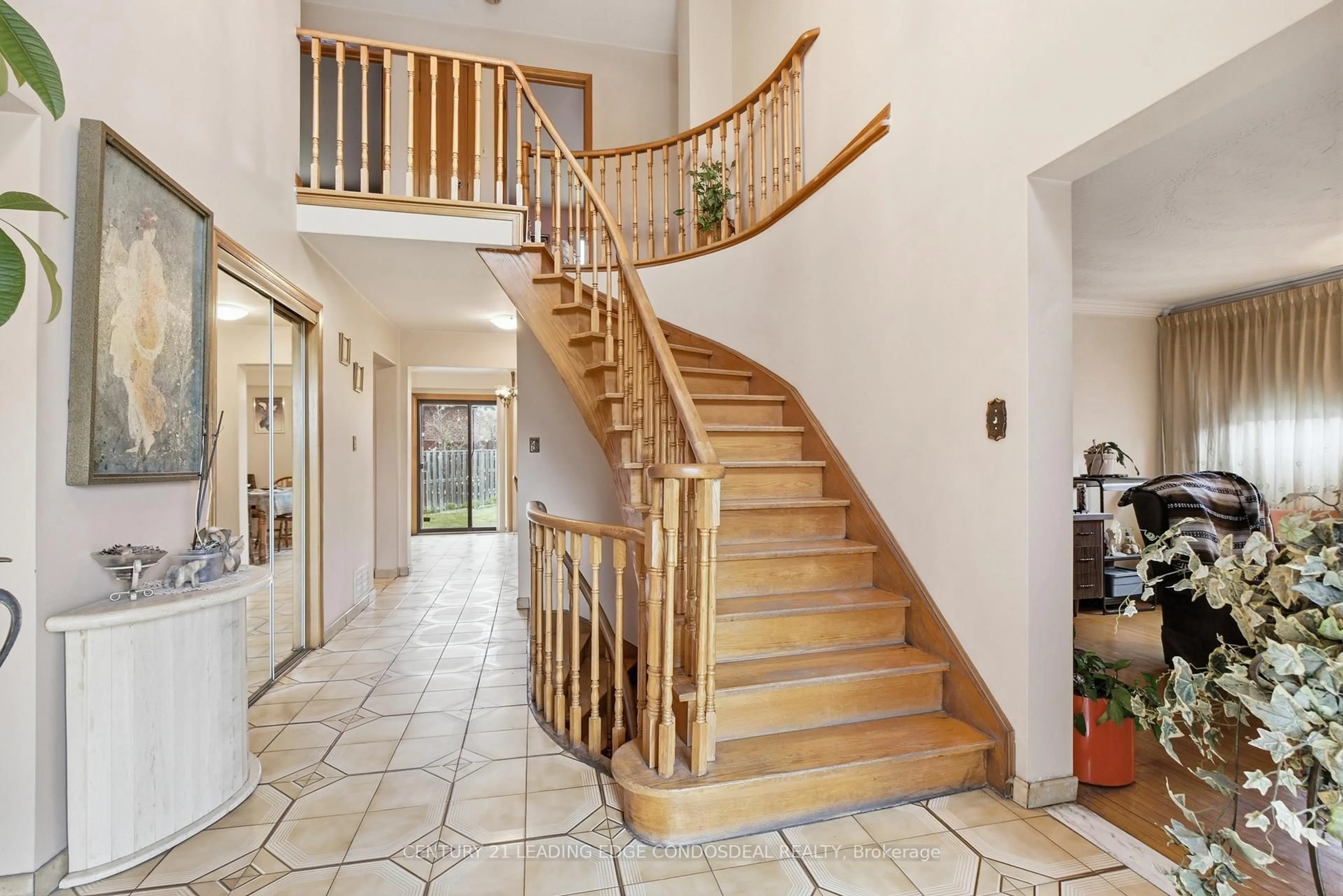 Indoor foyer for 1 Whitley Castle Cres, Toronto Ontario M1V 2P5