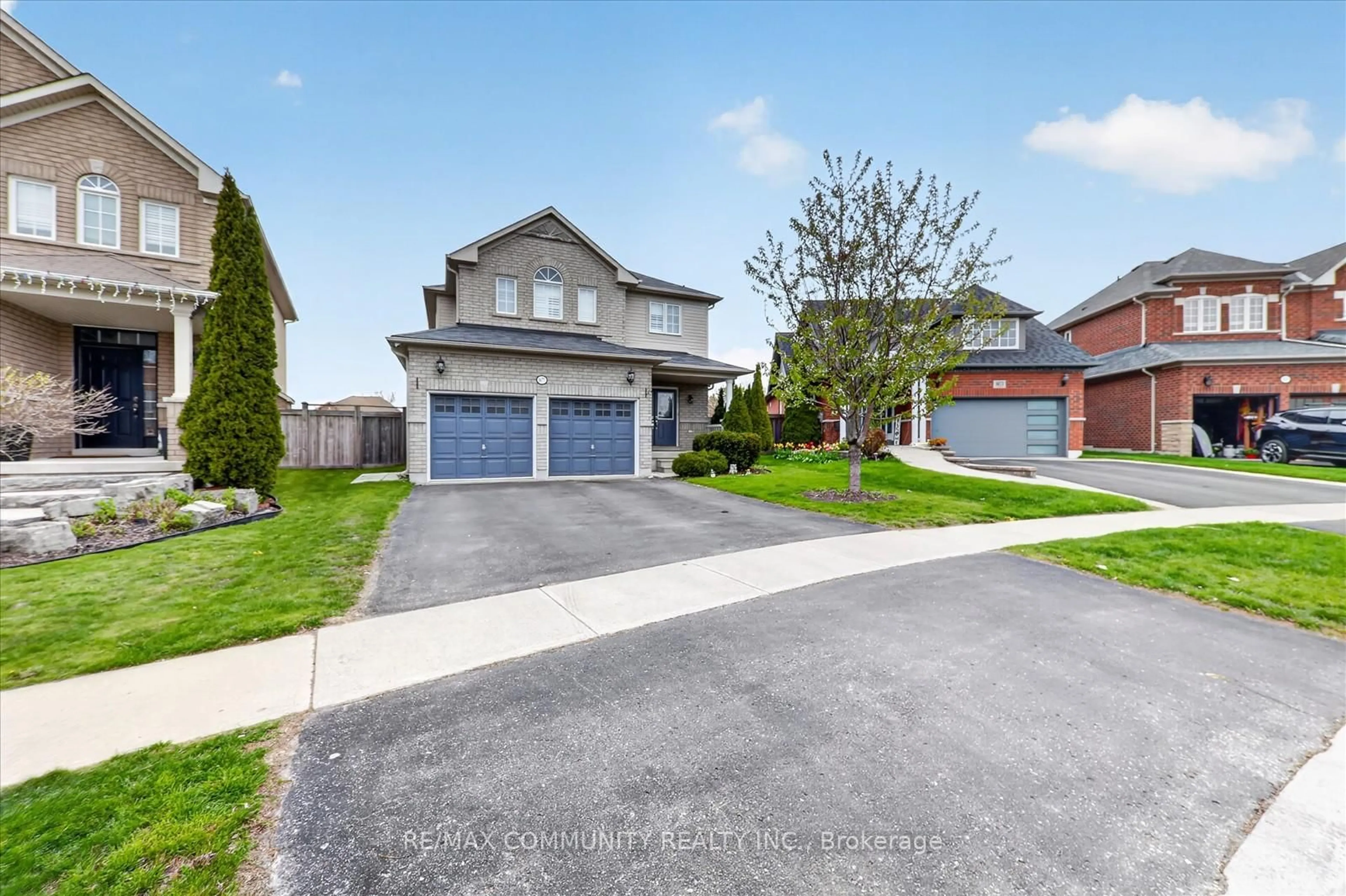 A pic from outside/outdoor area/front of a property/back of a property/a pic from drone, street for 1677 Quail Run Dr, Oshawa Ontario L1K 0M1