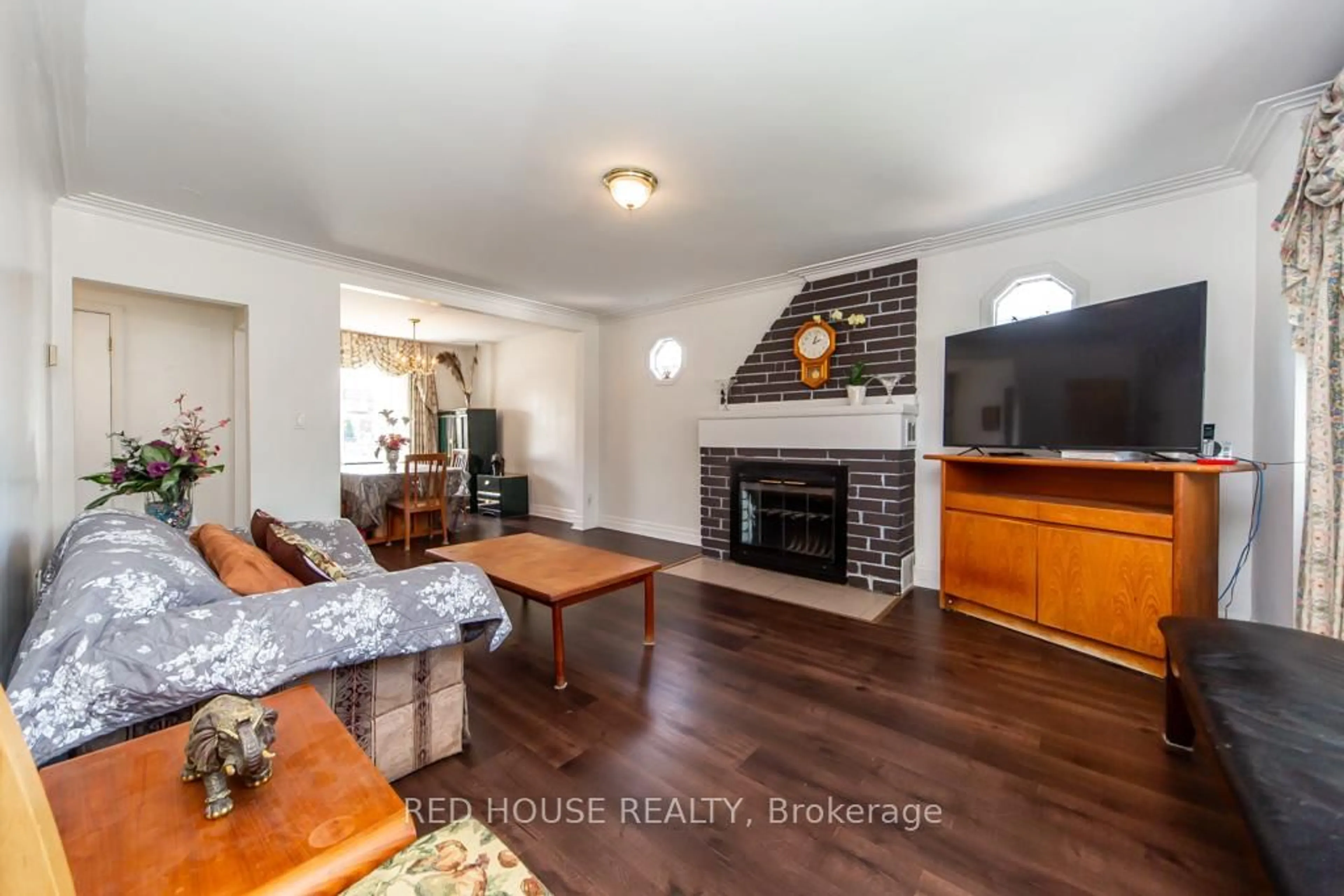 Living room with furniture, wood/laminate floor for 40 North Woodrow Blvd, Toronto Ontario M1K 1W3