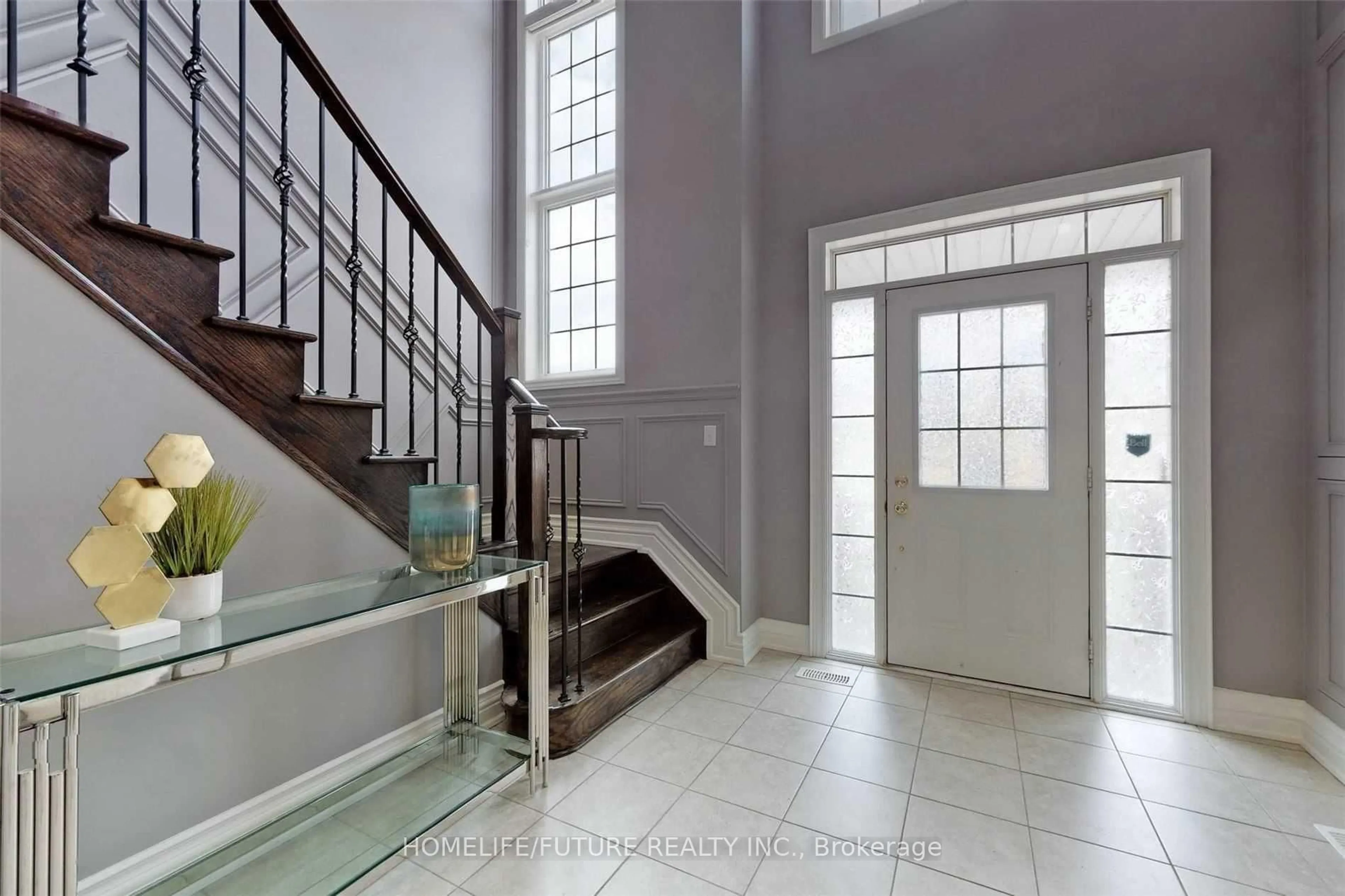 Indoor foyer for 984 Wrenwood Dr, Oshawa Ontario L1K 0Y1