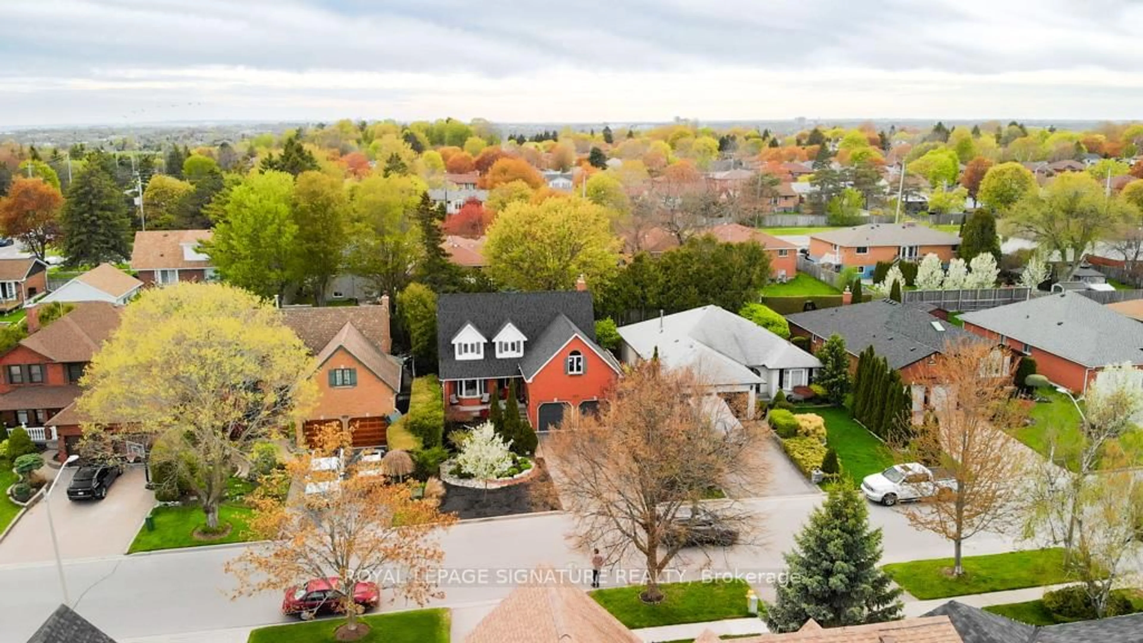 A pic from outside/outdoor area/front of a property/back of a property/a pic from drone, street for 101 Kingswood Dr, Clarington Ontario L1E 1G3