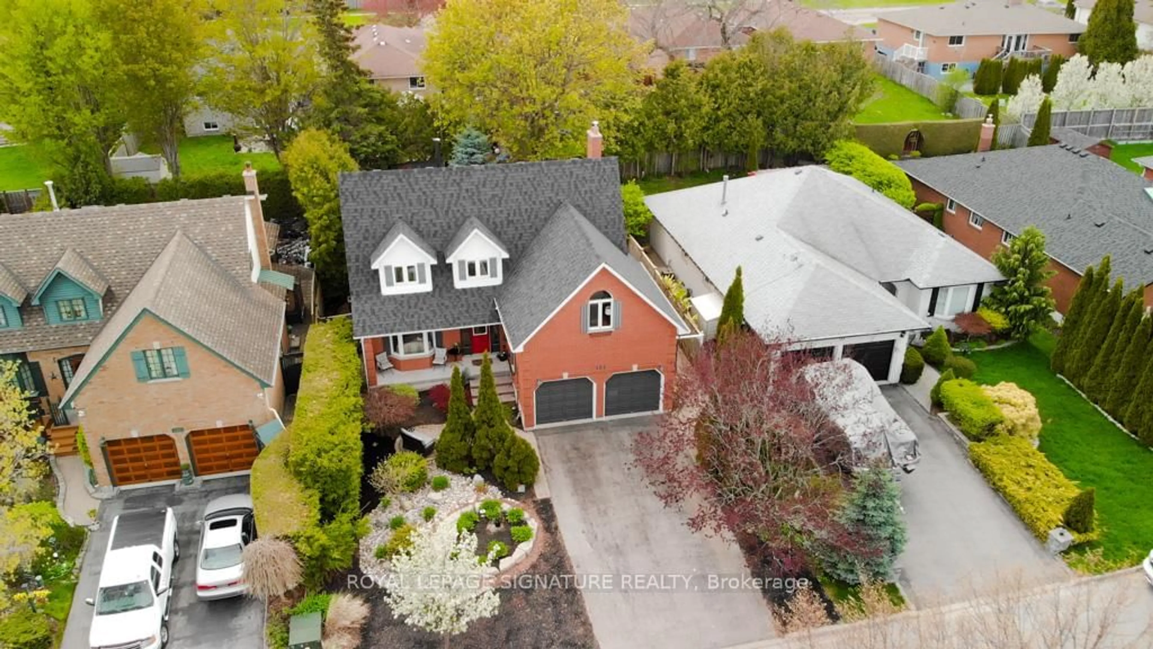 A pic from outside/outdoor area/front of a property/back of a property/a pic from drone, street for 101 Kingswood Dr, Clarington Ontario L1E 1G3