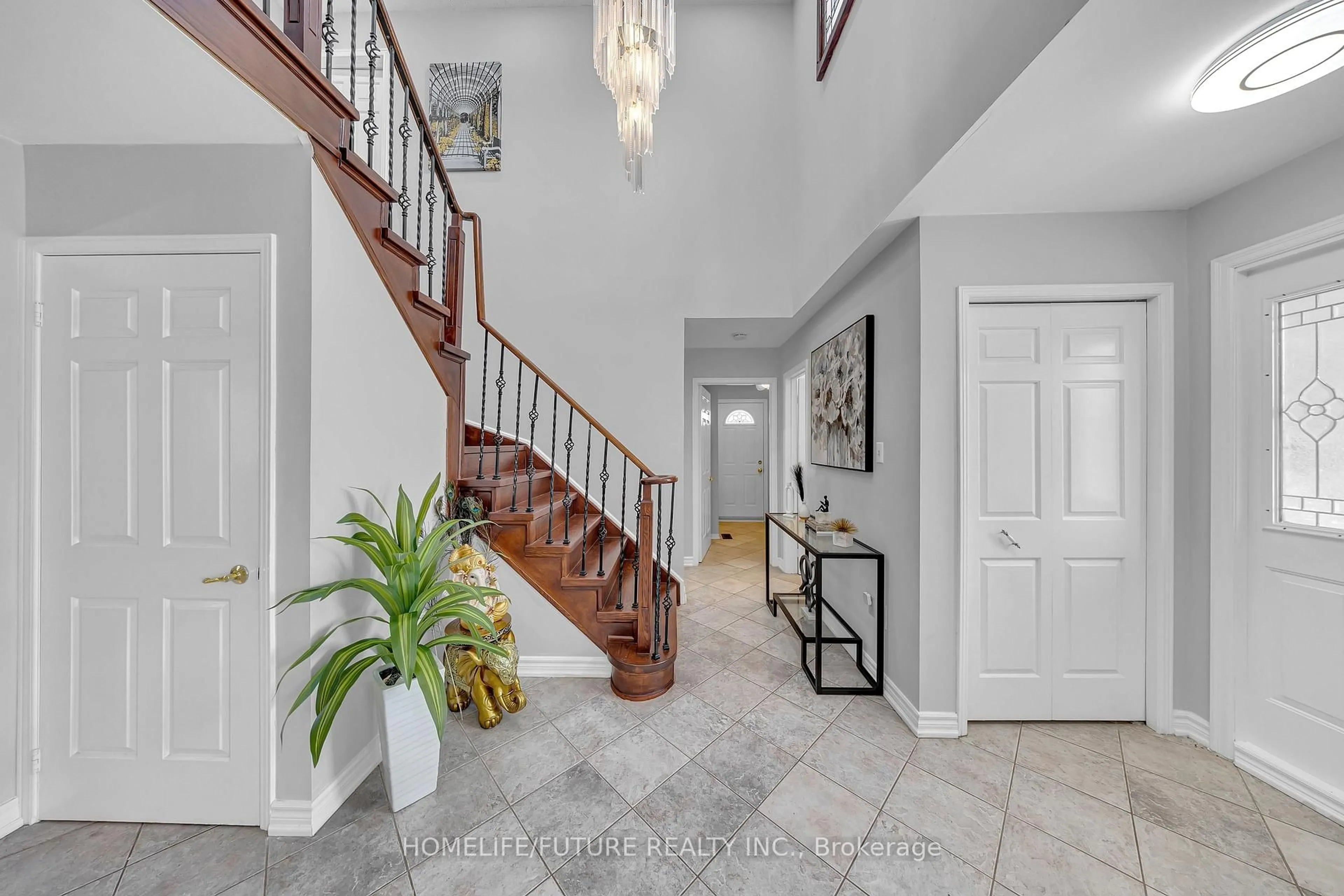 Indoor entryway for 86 Robinson Cres, Whitby Ontario L1N 6W5