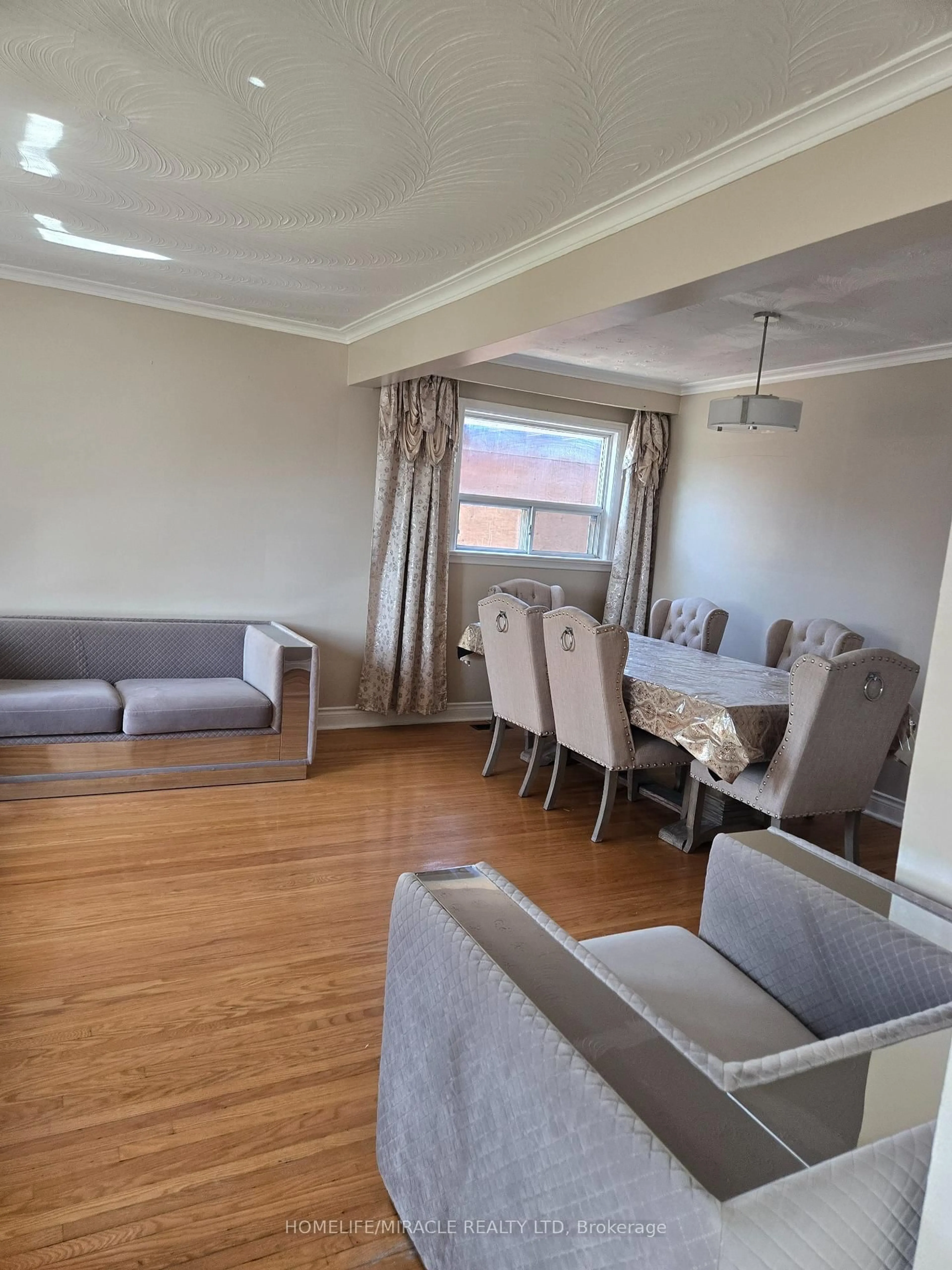 Living room with furniture, wood/laminate floor for 25 Chandler Dr, Toronto Ontario M1G 1Z1