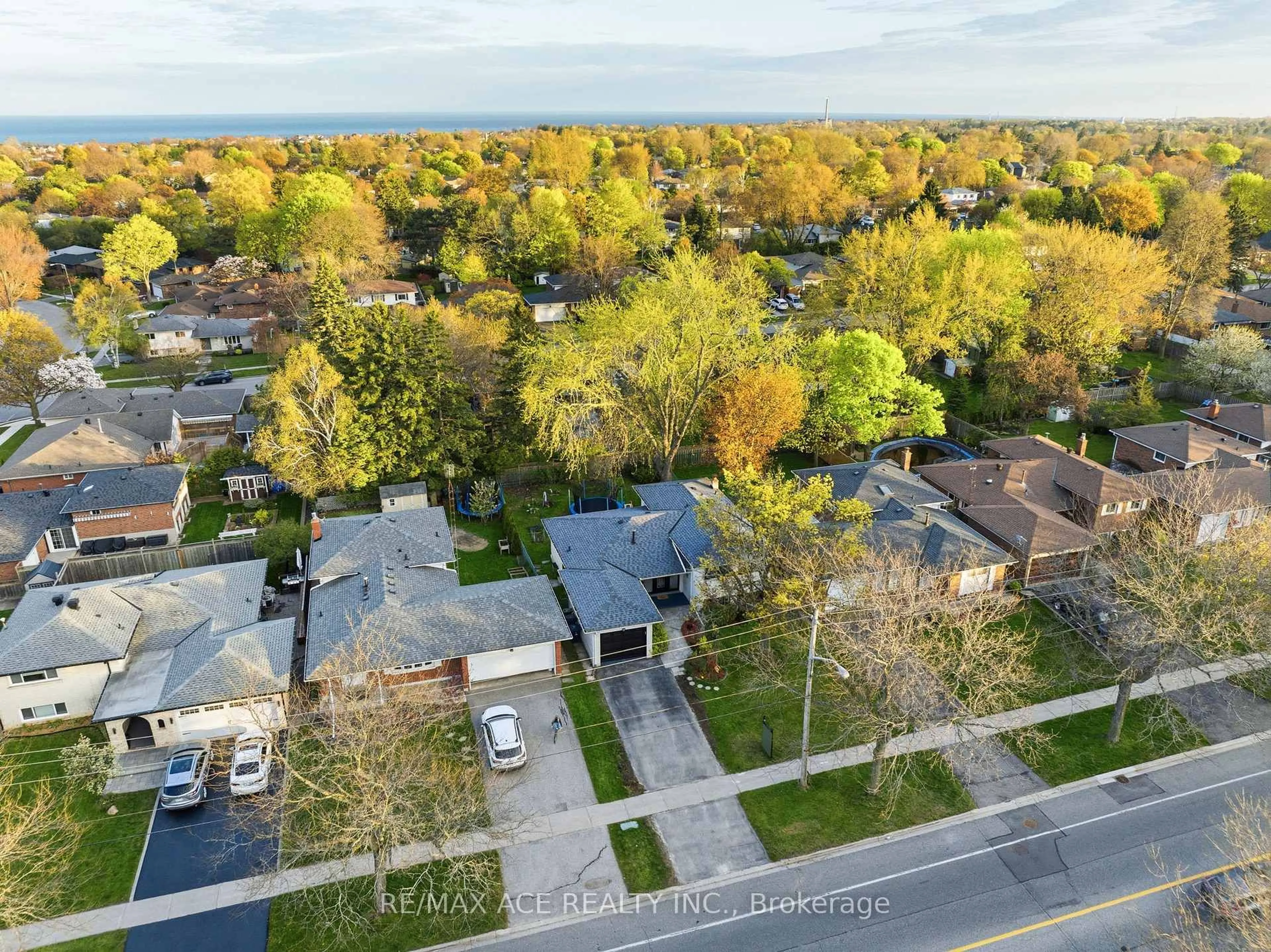 A pic from outside/outdoor area/front of a property/back of a property/a pic from drone, street for 399 Lawson Rd, Toronto Ontario M1C 2J8
