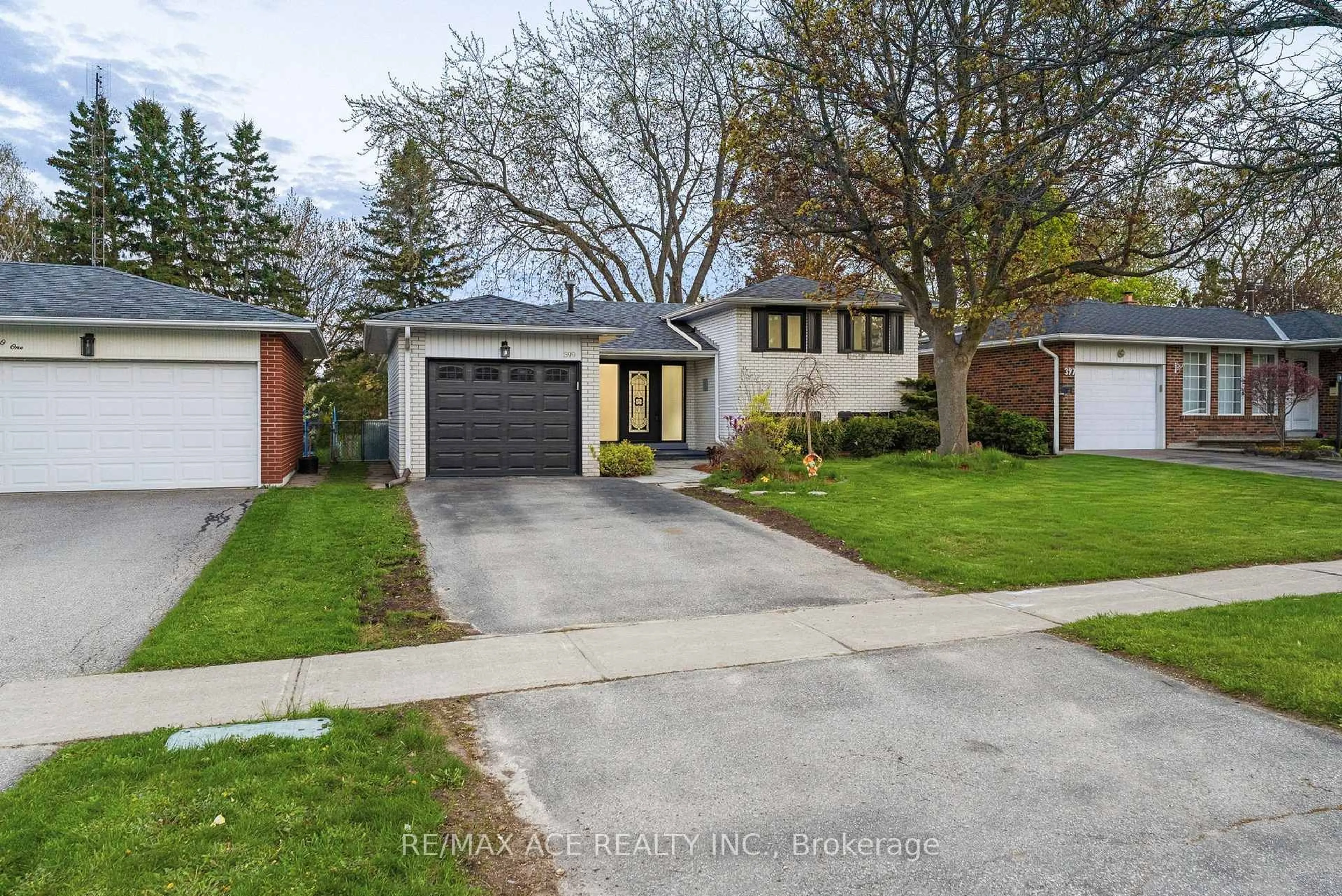 Home with brick exterior material, street for 399 Lawson Rd, Toronto Ontario M1C 2J8