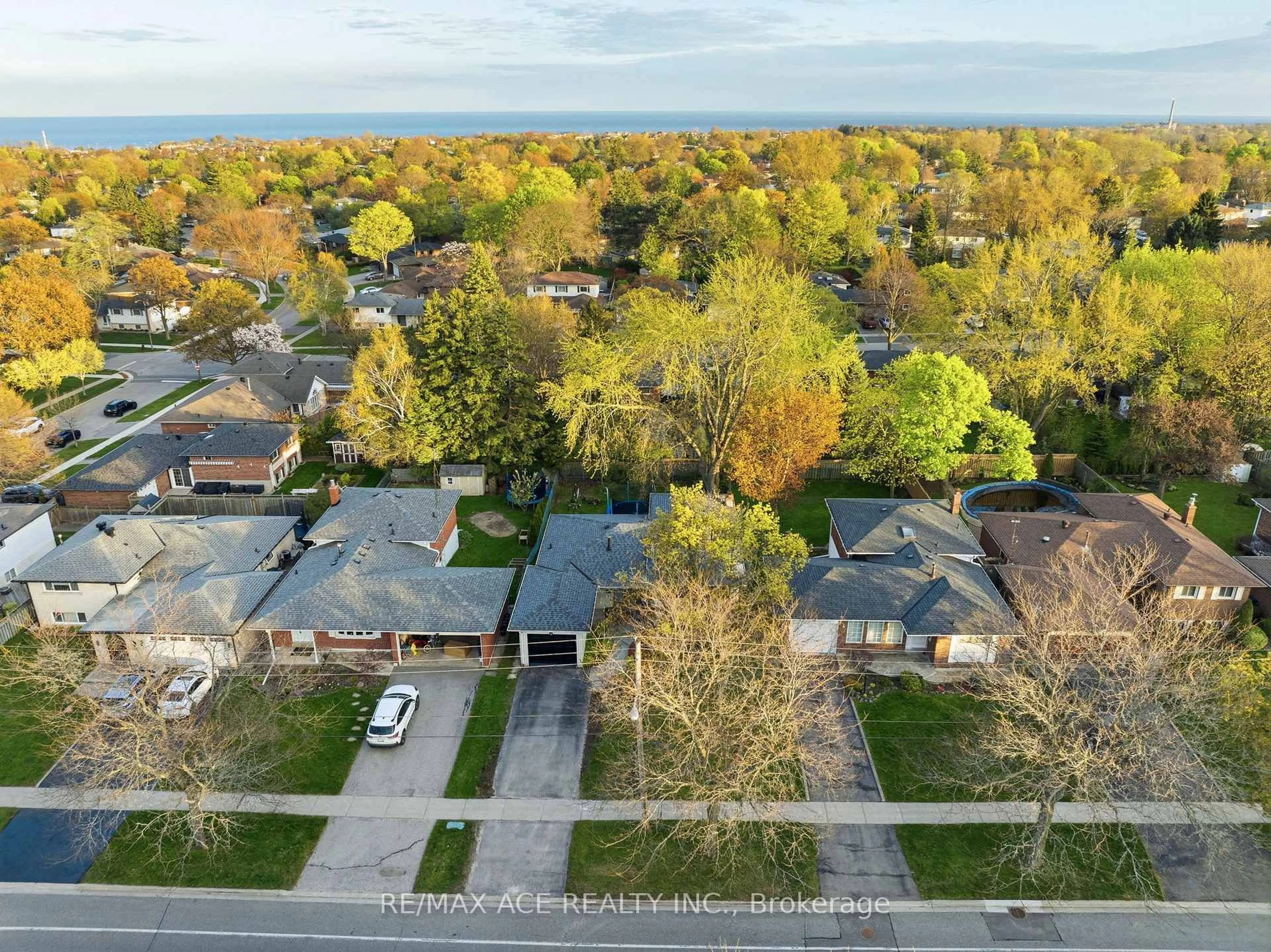 A pic from outside/outdoor area/front of a property/back of a property/a pic from drone, street for 399 Lawson Rd, Toronto Ontario M1C 2J8