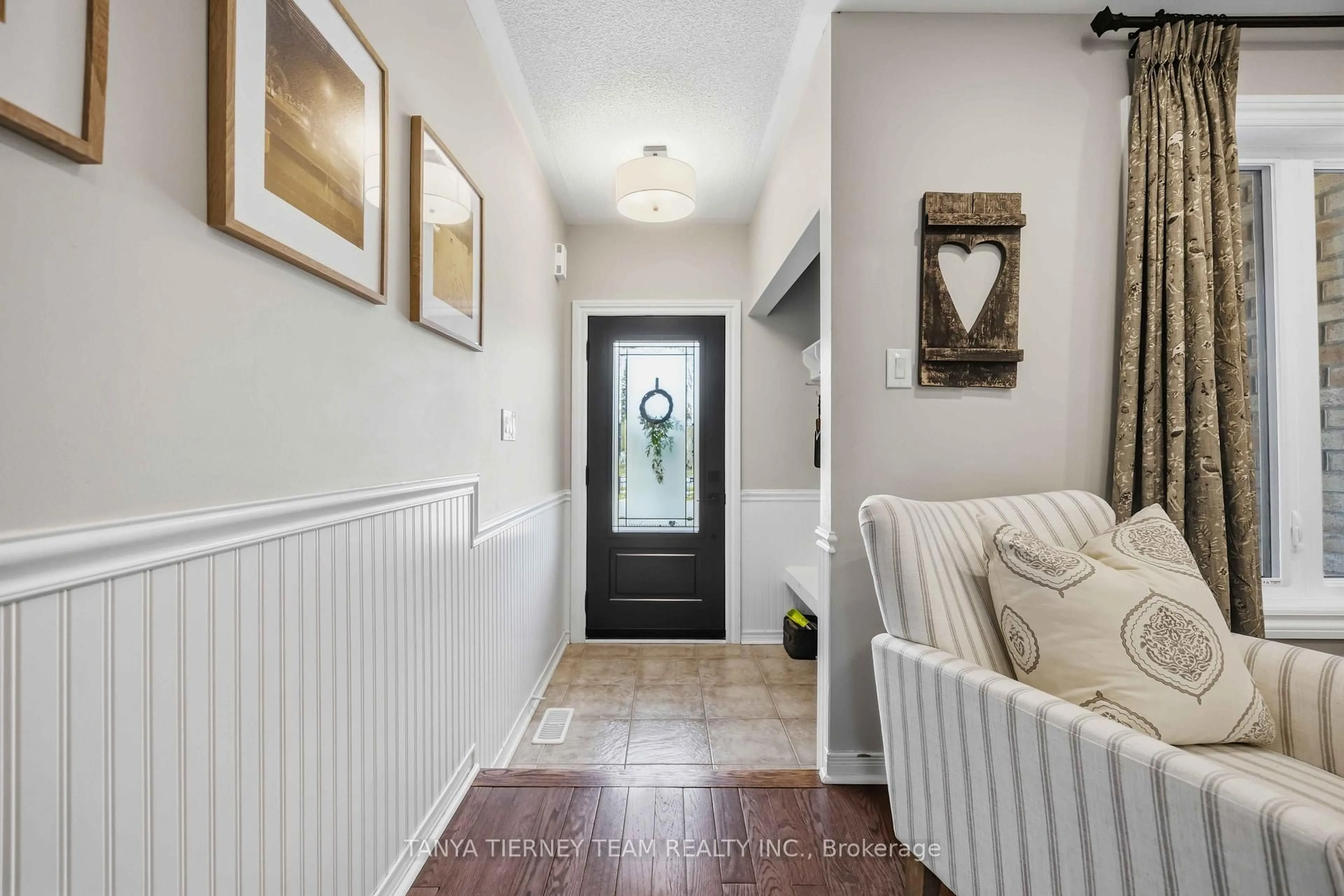 Indoor entryway for 156 Shrewsbury Dr, Whitby Ontario L1M 0E3