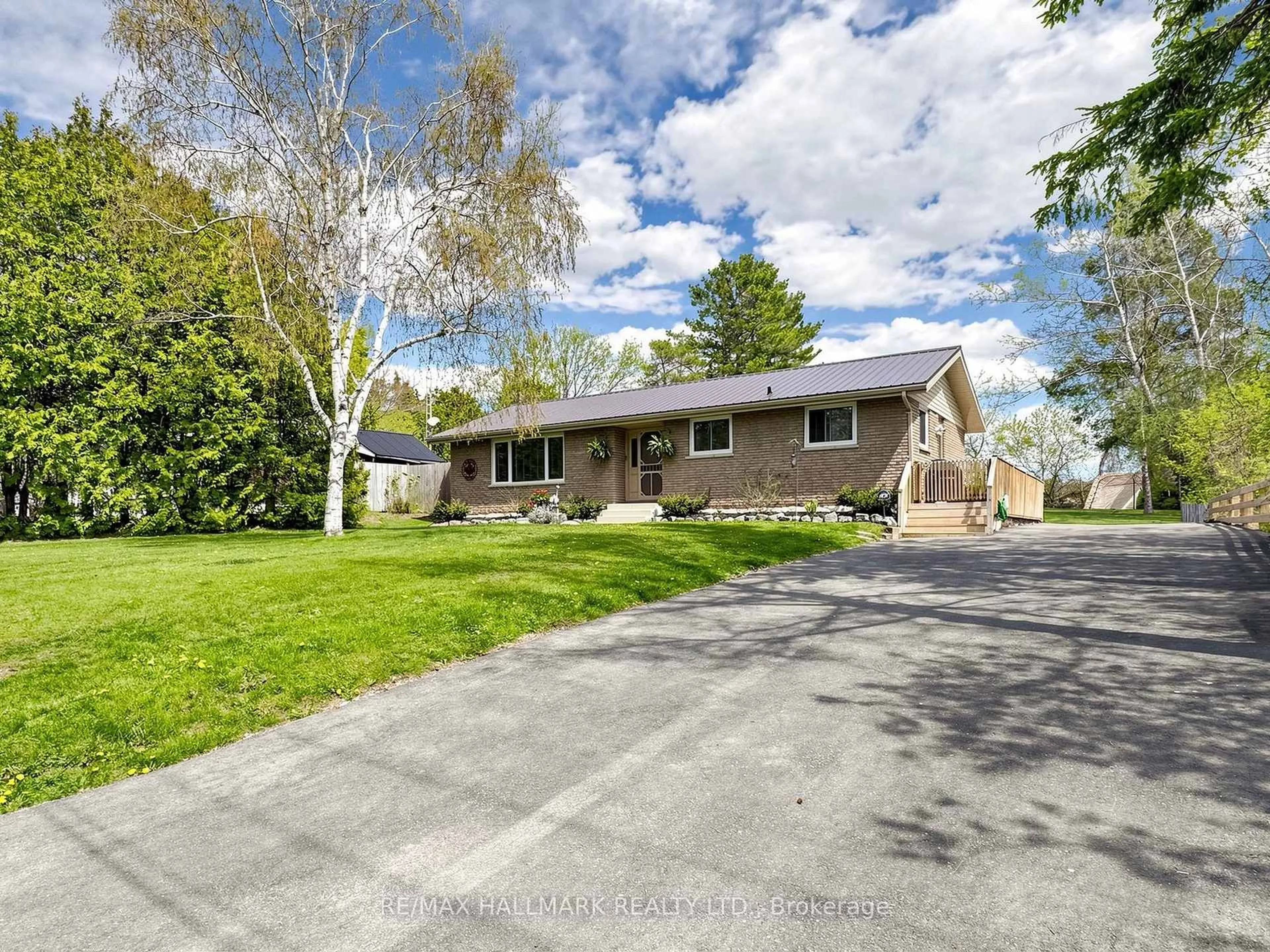 A pic from outside/outdoor area/front of a property/back of a property/a pic from drone, street for 191 Summit Dr, Scugog Ontario L0B 1E0