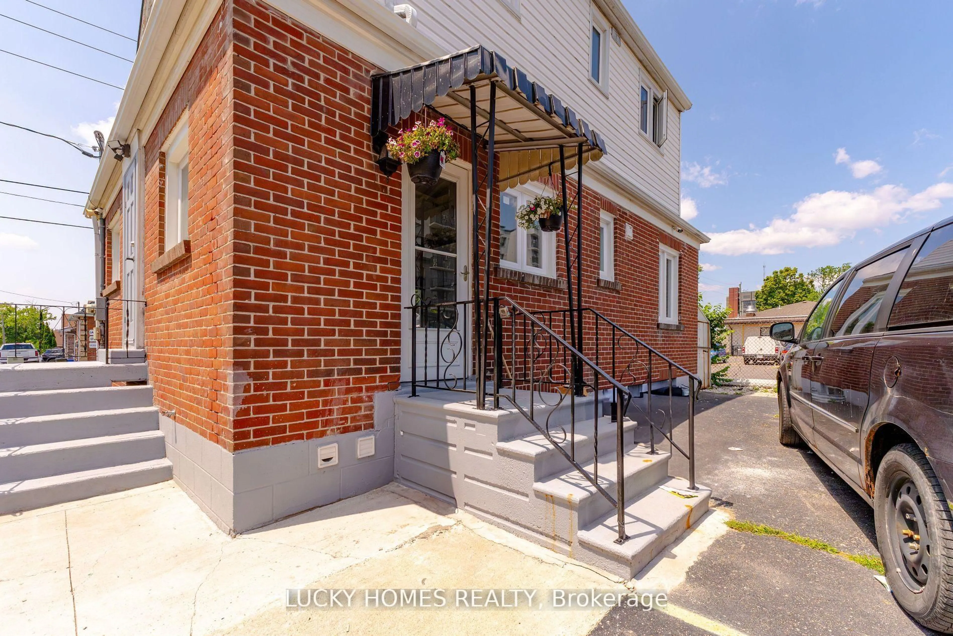 Home with brick exterior material, street for 157 Centre St, Oshawa Ontario L1H 4A5