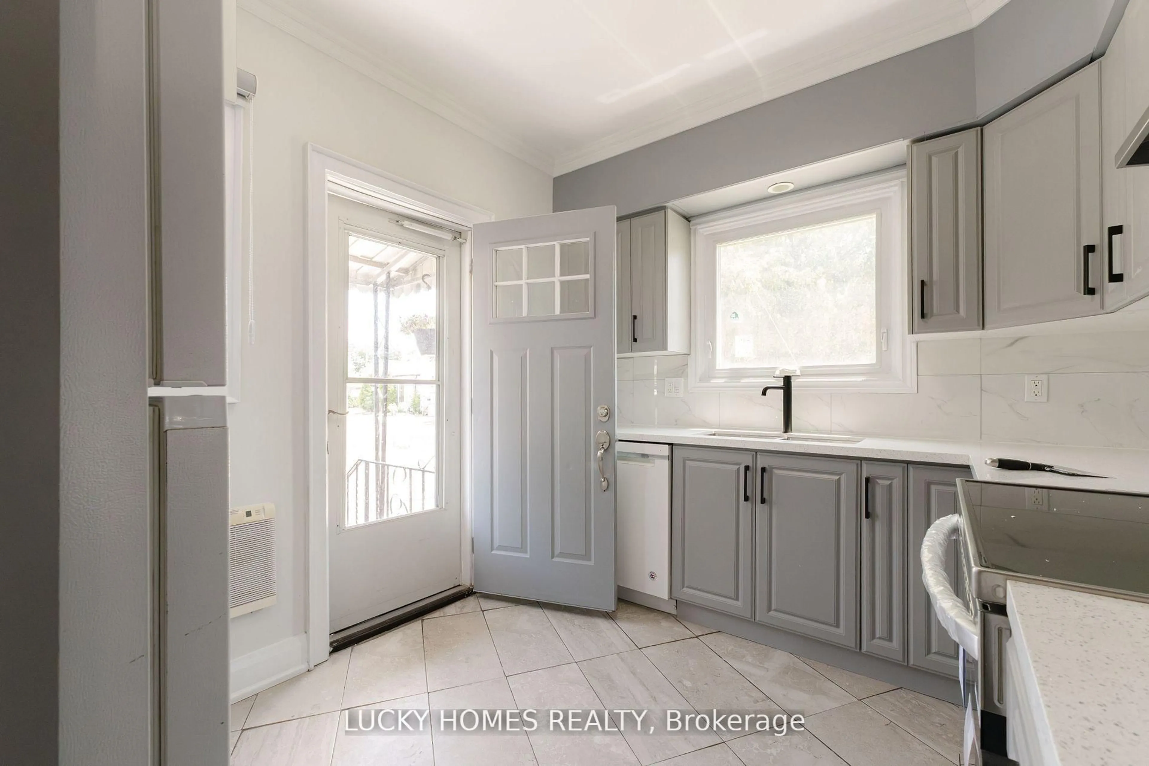 Laundry room for 157 Centre St, Oshawa Ontario L1H 4A5