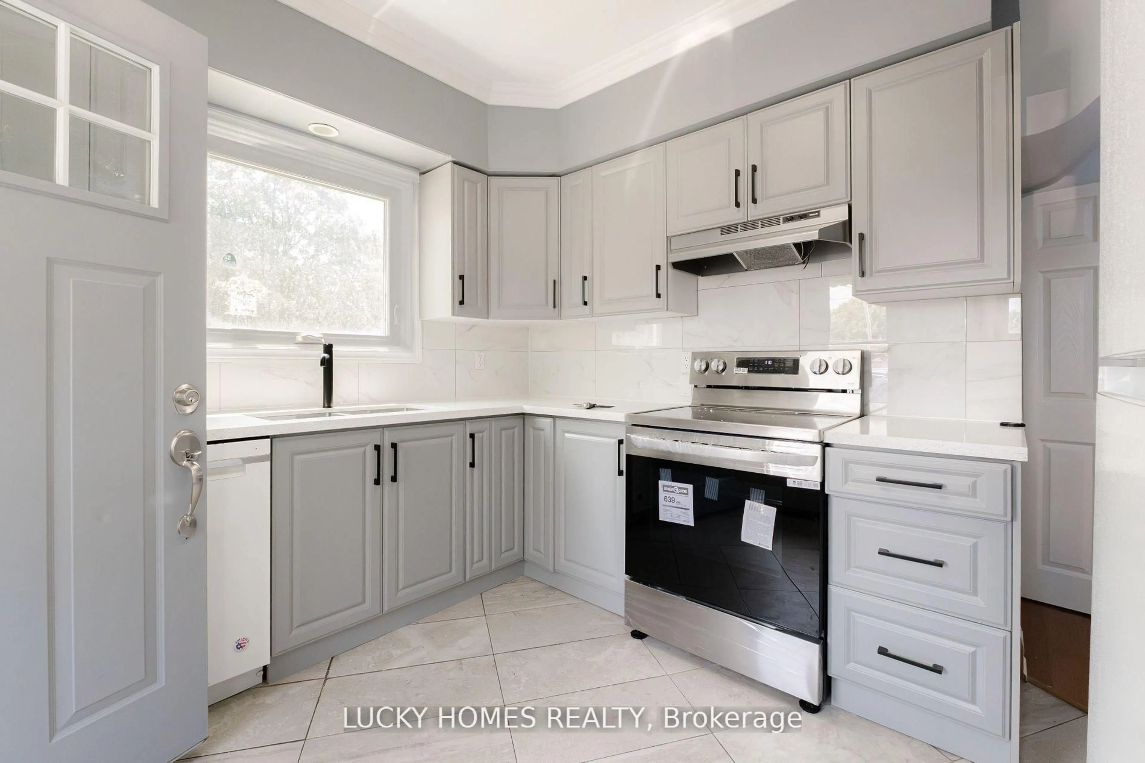 Standard kitchen, ceramic/tile floor for 157 Centre St, Oshawa Ontario L1H 4A5