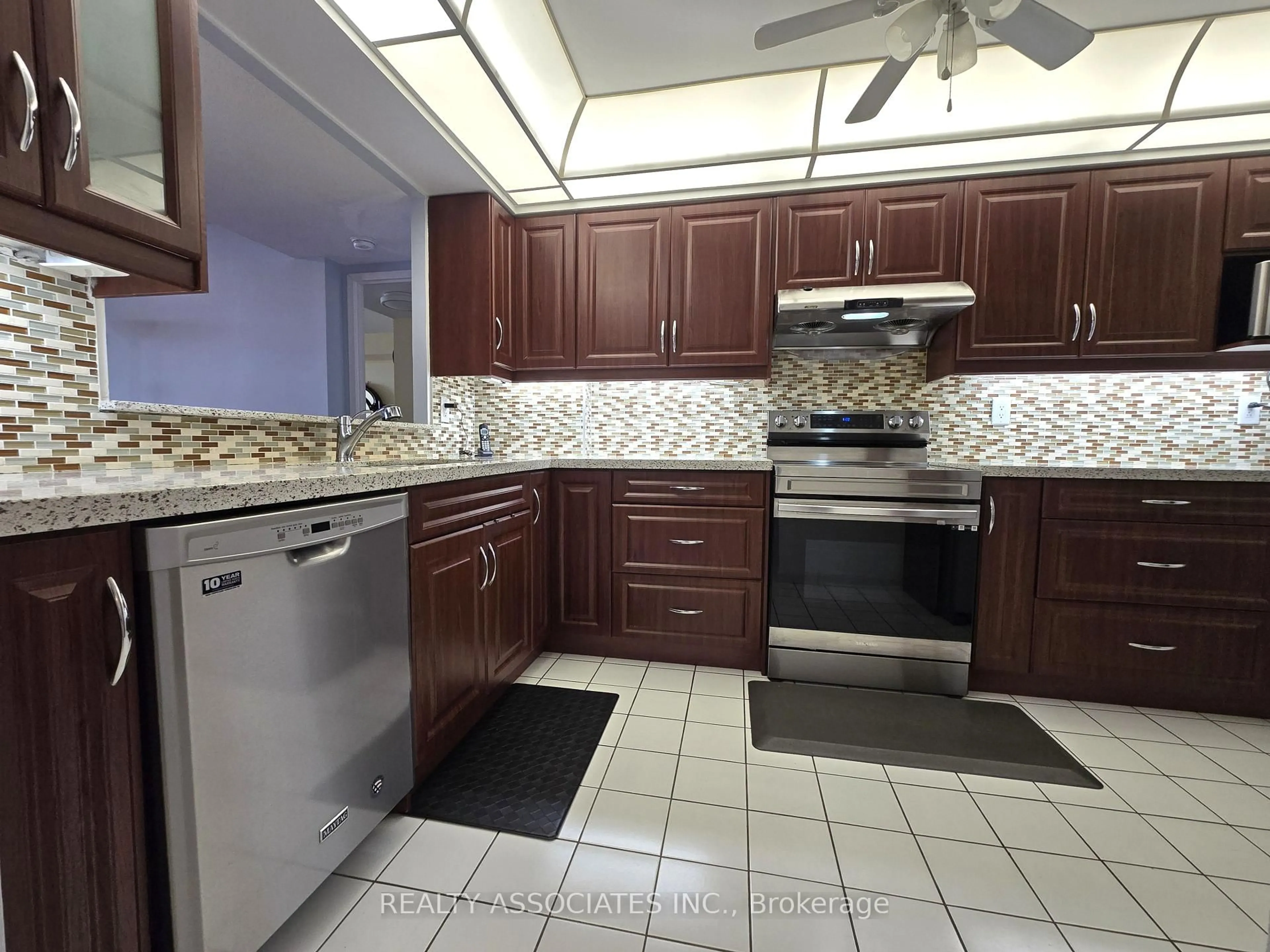 Standard kitchen, ceramic/tile floor for 4727 Sheppard Ave #1107, Toronto Ontario M1S 5B3