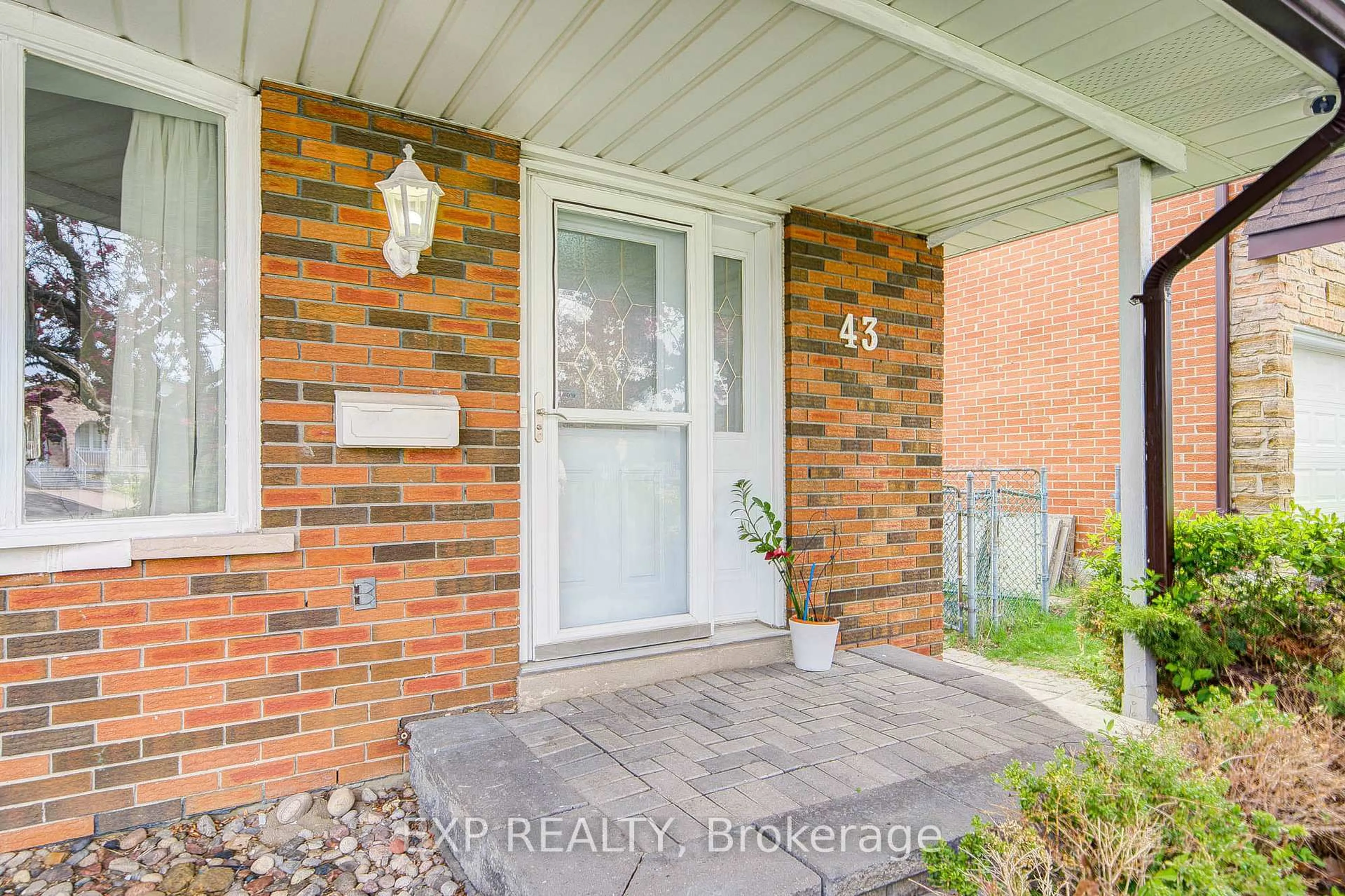 Indoor entryway for 43 Cleethorpes Blvd, Toronto Ontario M1S 2S7