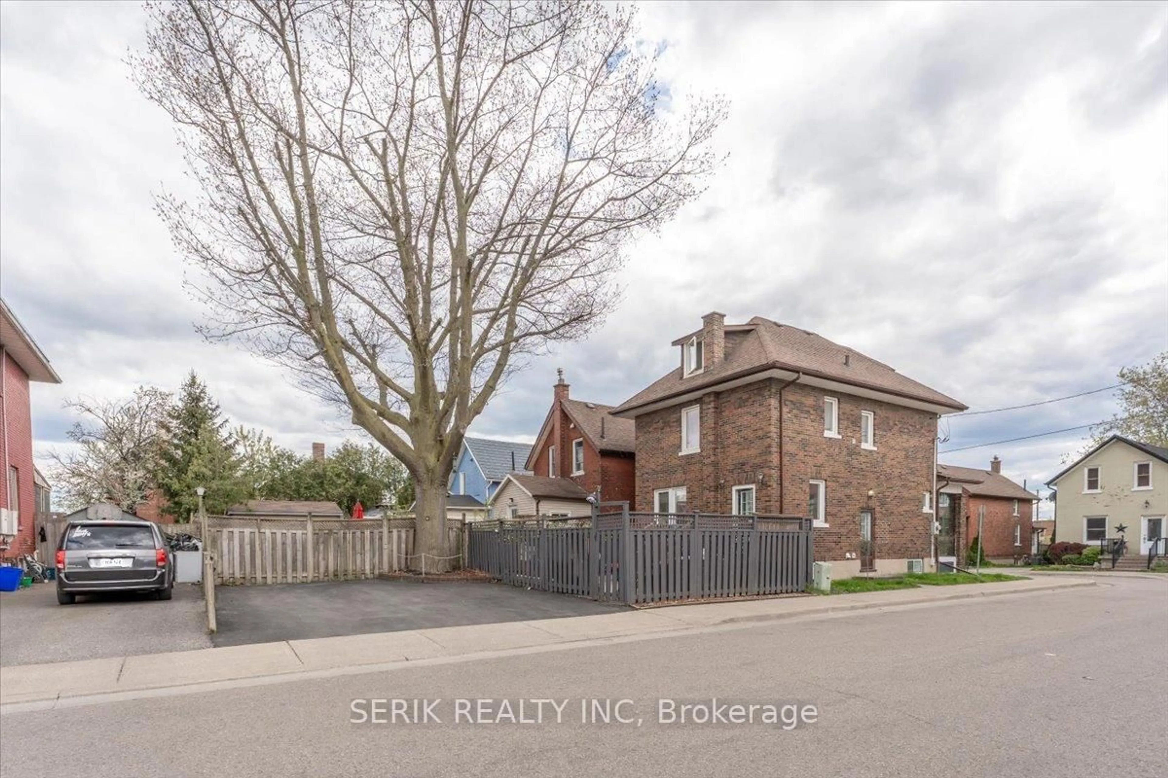 A pic from outside/outdoor area/front of a property/back of a property/a pic from drone, street for 62 Harold St, Oshawa Ontario L1H 4Y3