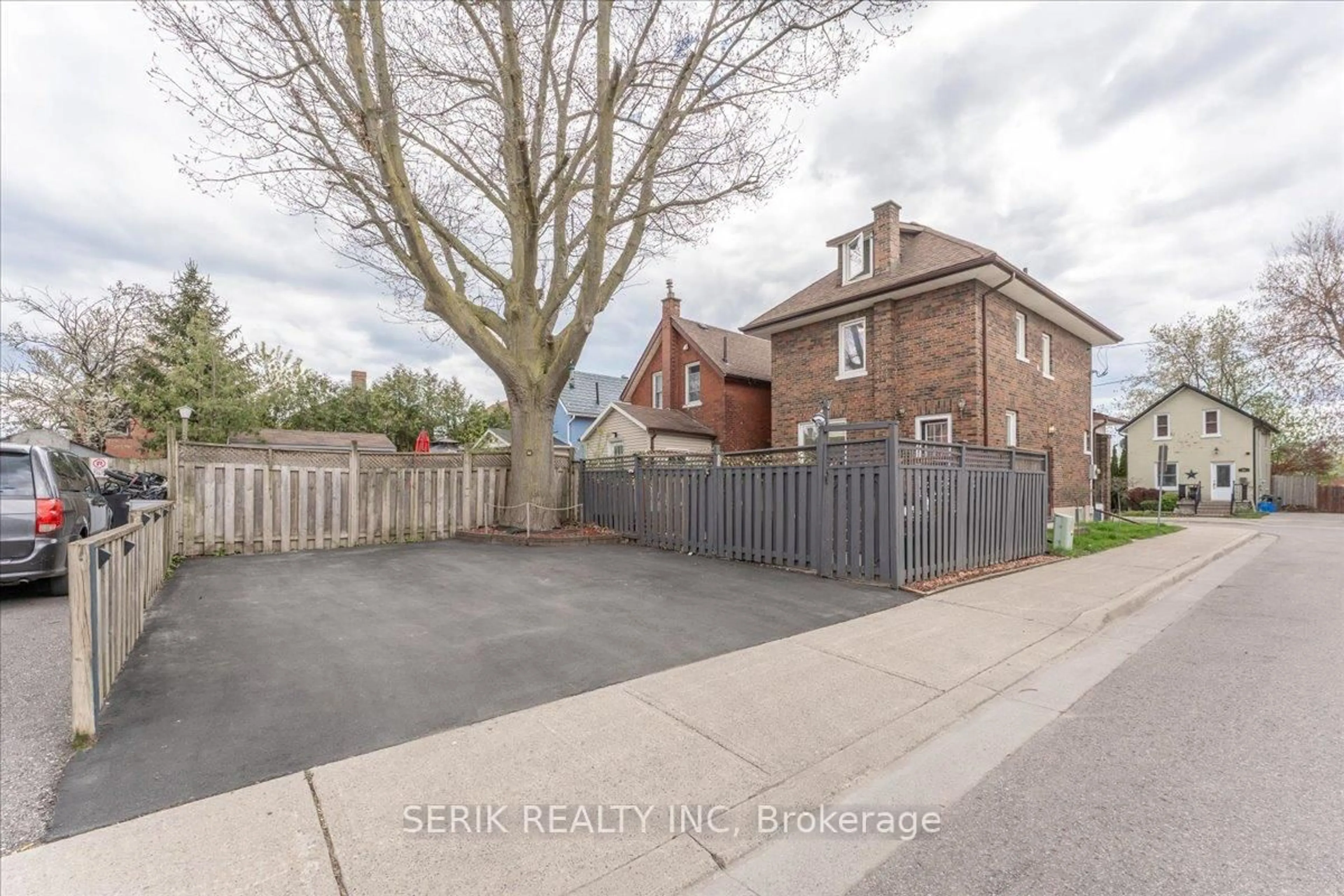 A pic from outside/outdoor area/front of a property/back of a property/a pic from drone, street for 62 Harold St, Oshawa Ontario L1H 4Y3