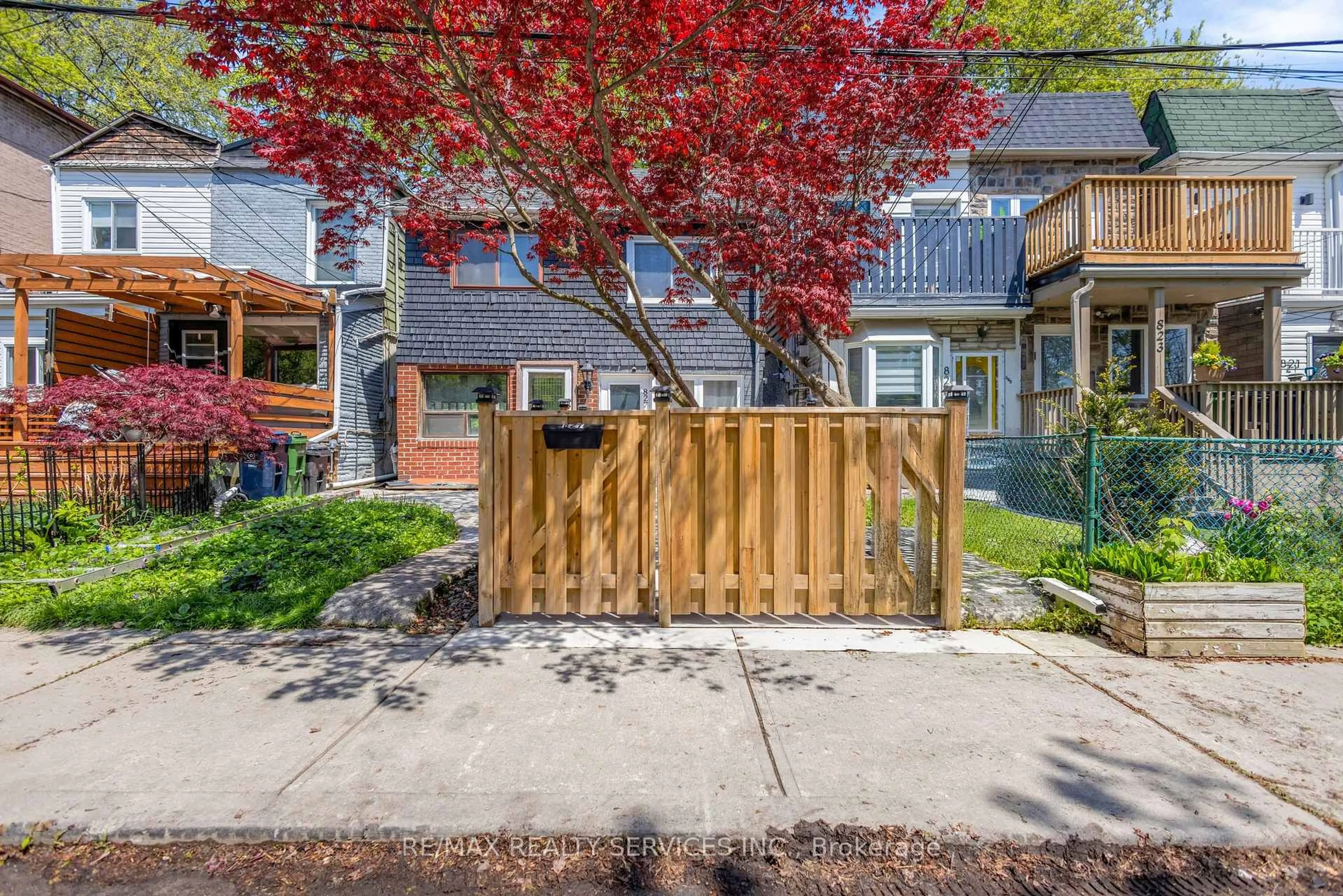 Patio, street for 827 Craven Rd, Toronto Ontario M4L 2Z7