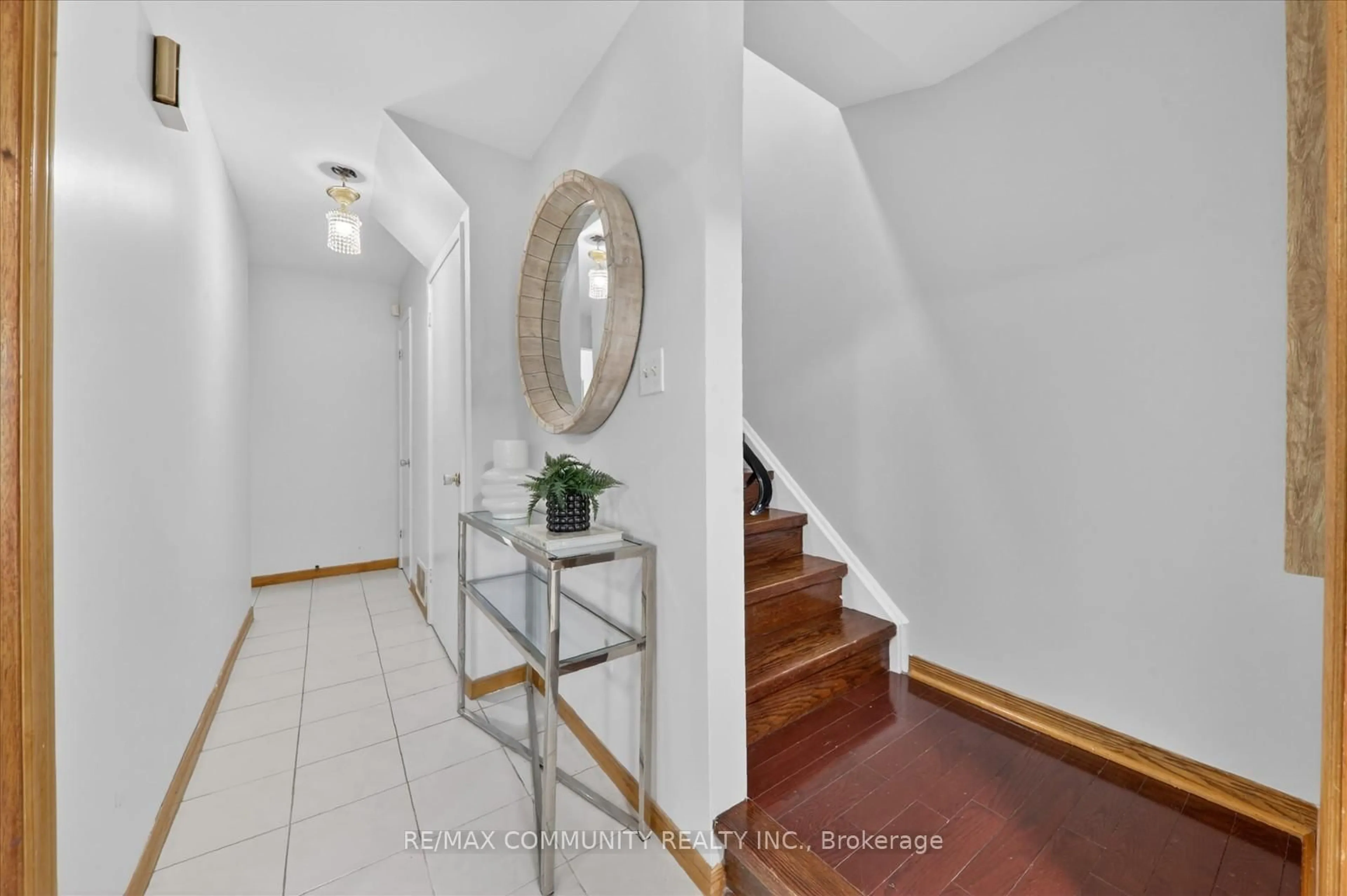 Indoor entryway for 91 L'Amoreaux Dr #99, Toronto Ontario M1W 2J8
