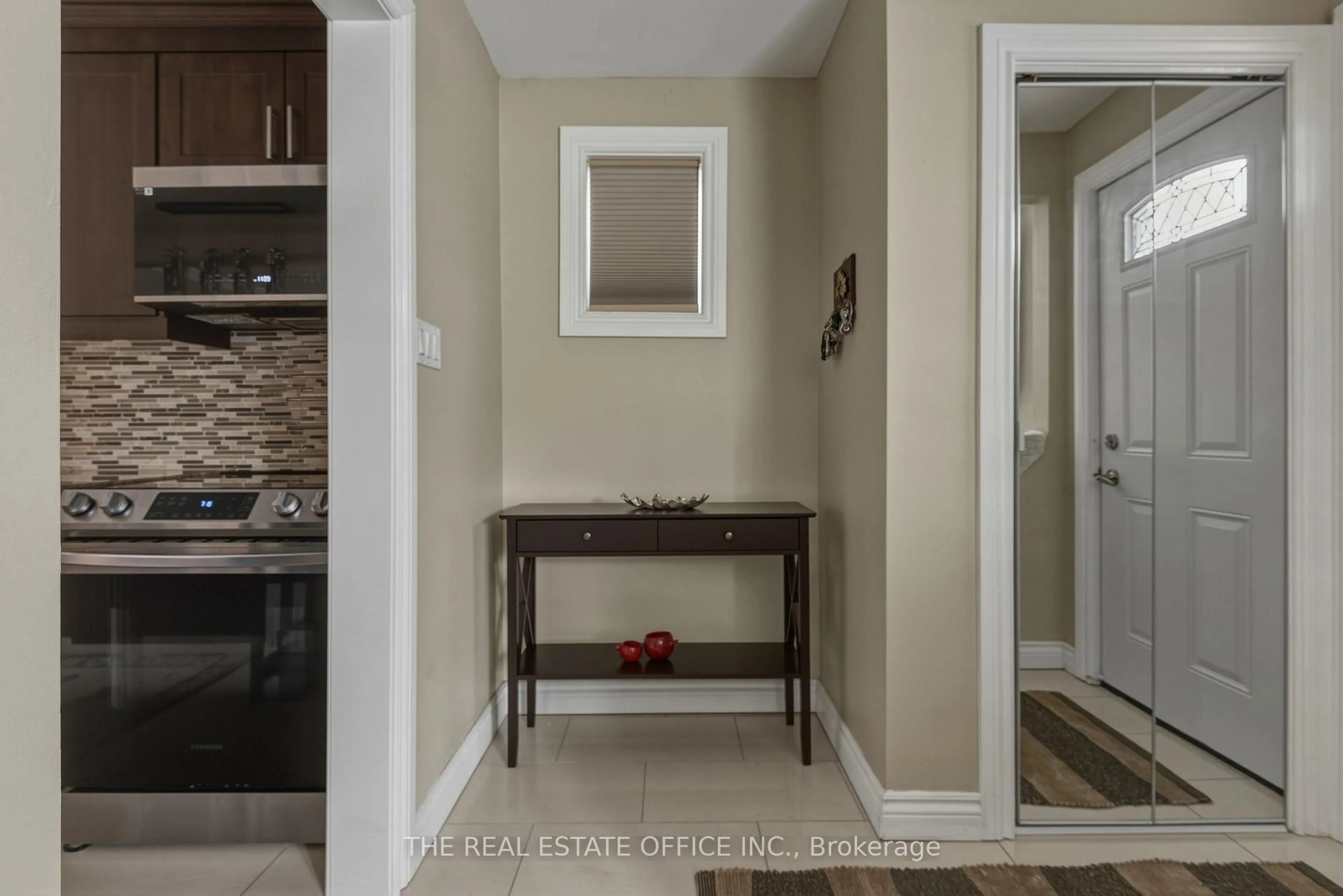 Indoor entryway for 51 Gilroy Dr, Toronto Ontario M1P 1Z8
