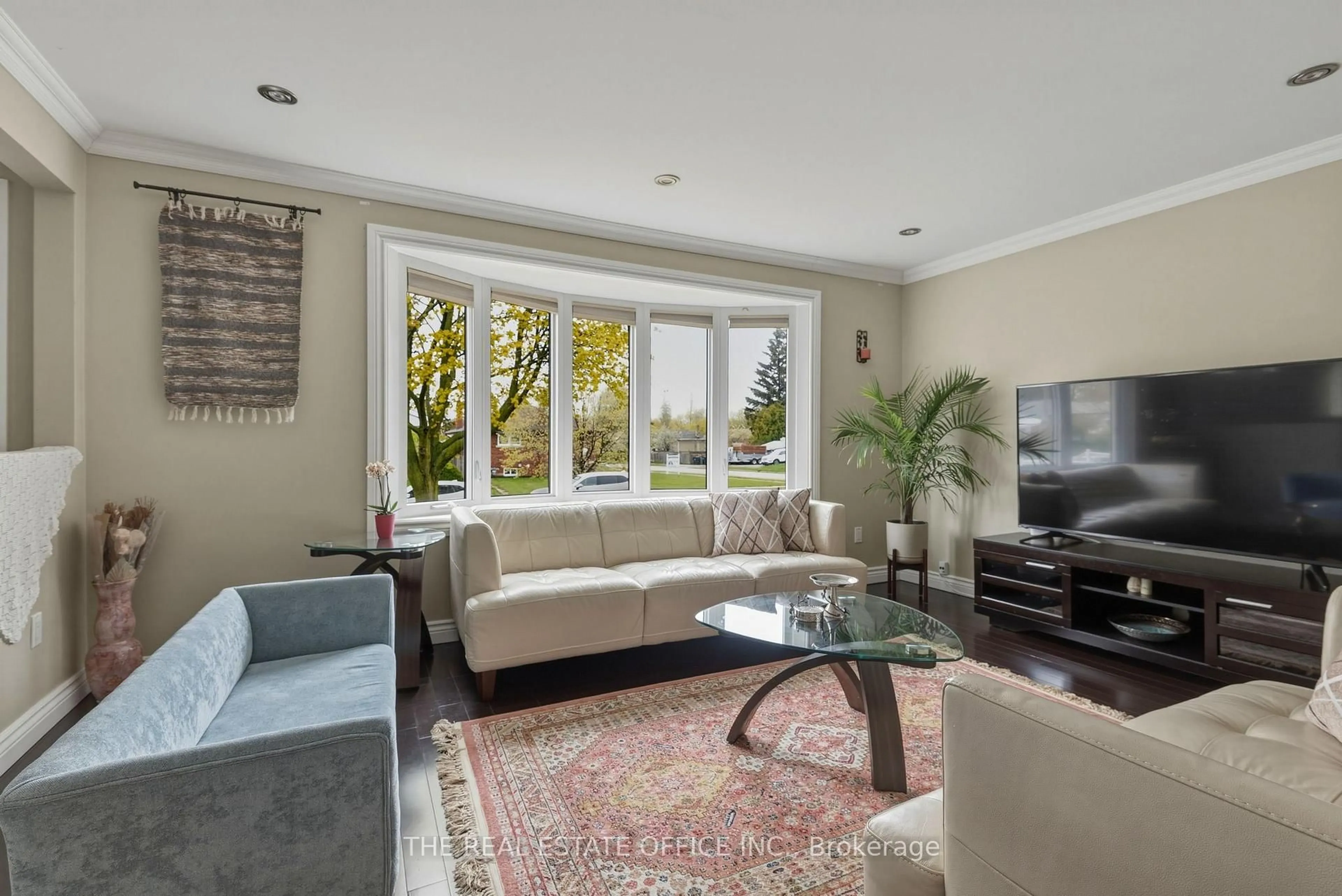 Living room with furniture, unknown for 51 Gilroy Dr, Toronto Ontario M1P 1Z8
