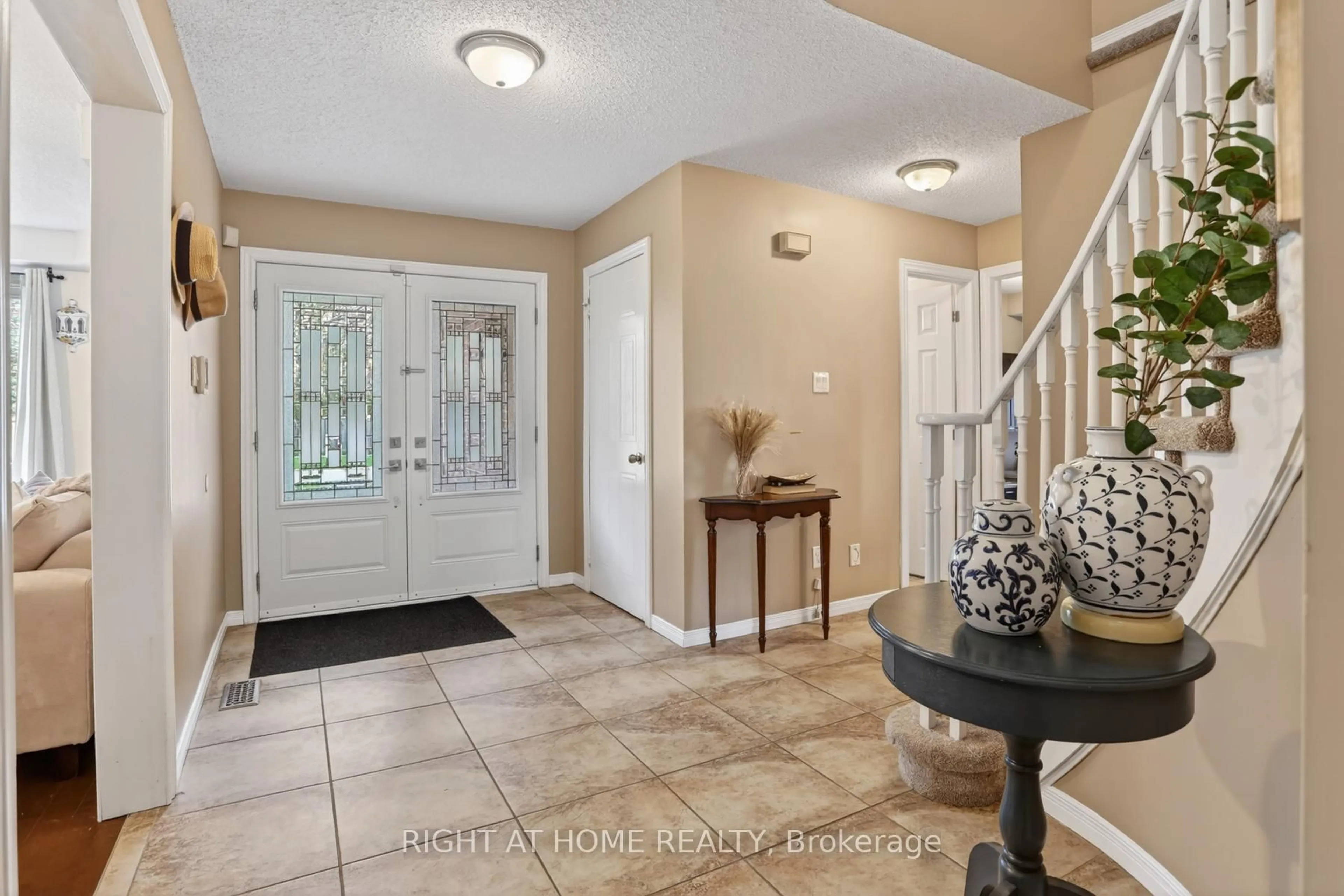 Indoor entryway for 928 Snowbird St, Oshawa Ontario L1J 8J8