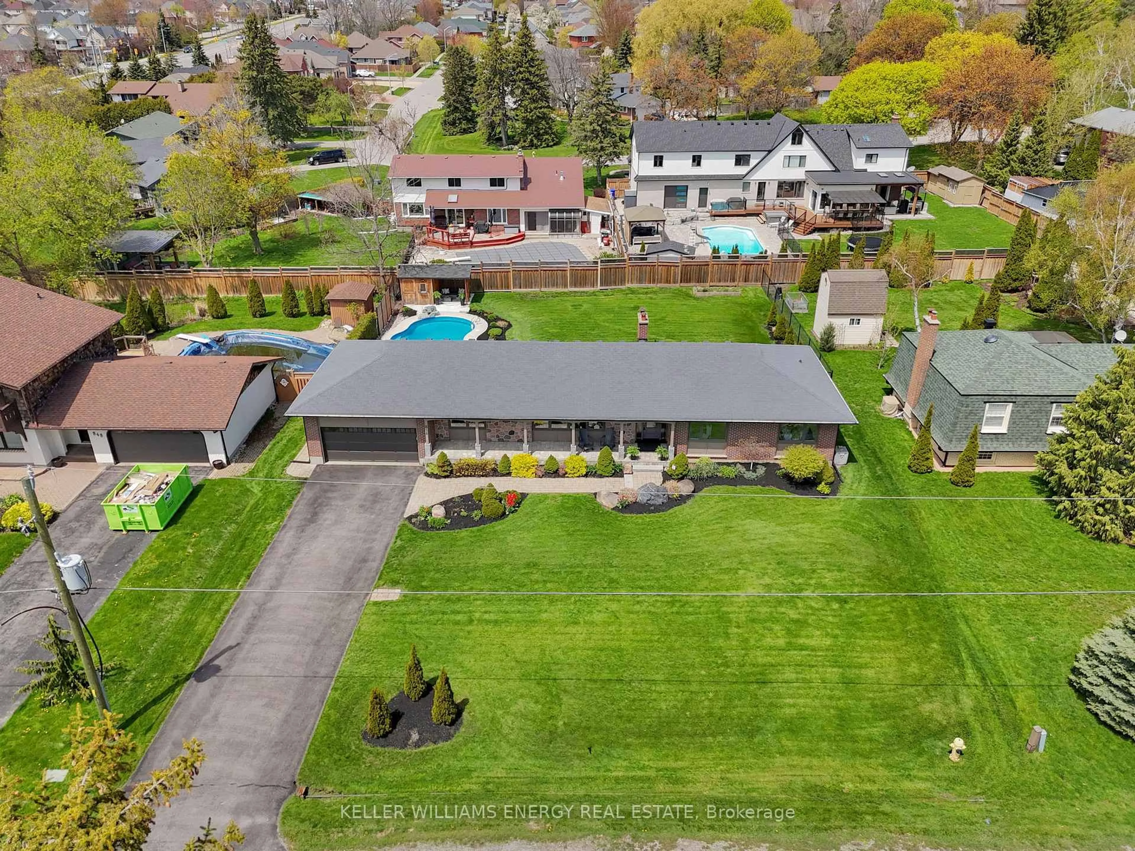 A pic from outside/outdoor area/front of a property/back of a property/a pic from drone, unknown for 858 Swiss Hts, Oshawa Ontario L1K 2A9