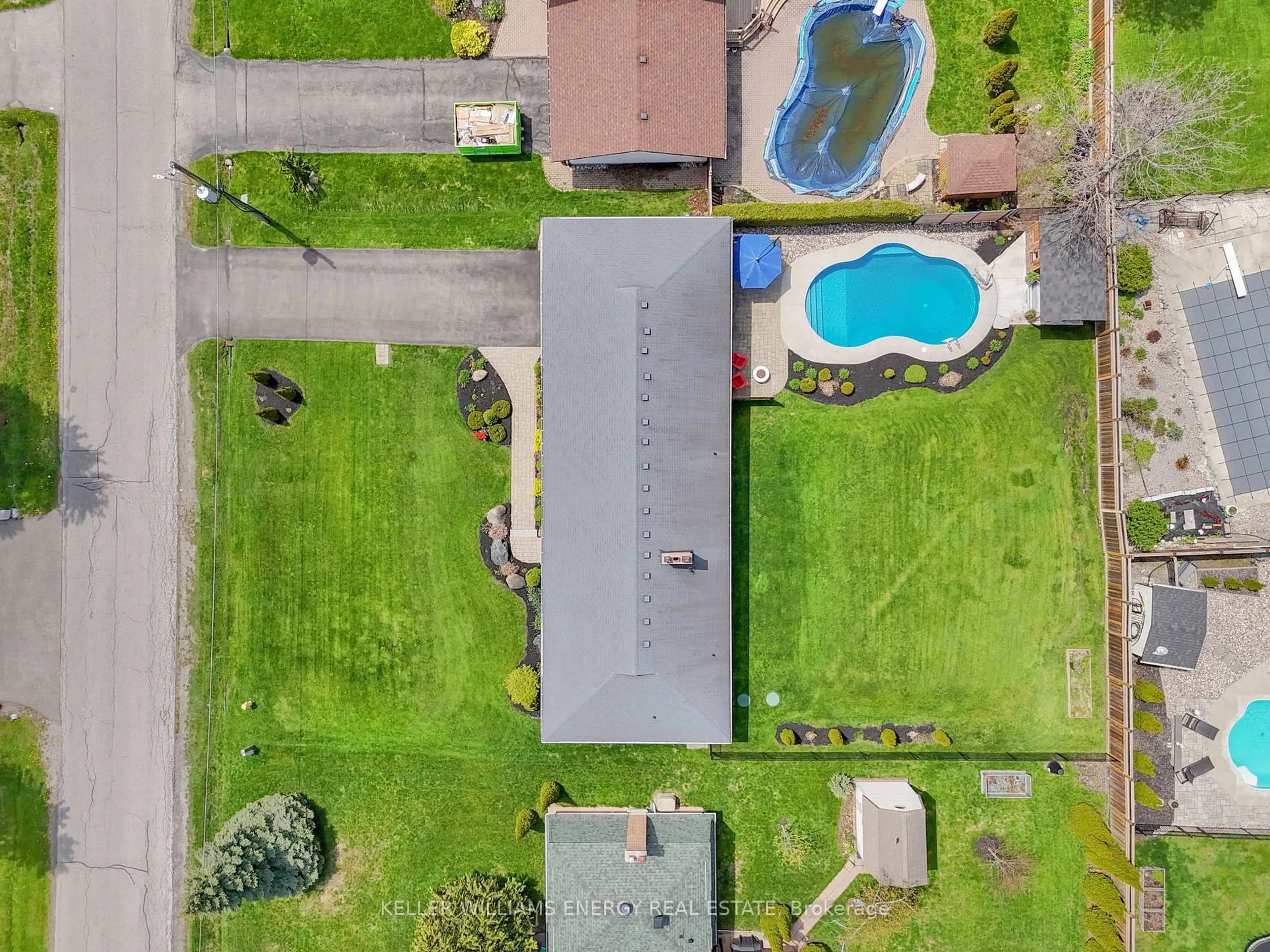 A pic from outside/outdoor area/front of a property/back of a property/a pic from drone, unknown for 858 Swiss Hts, Oshawa Ontario L1K 2A9