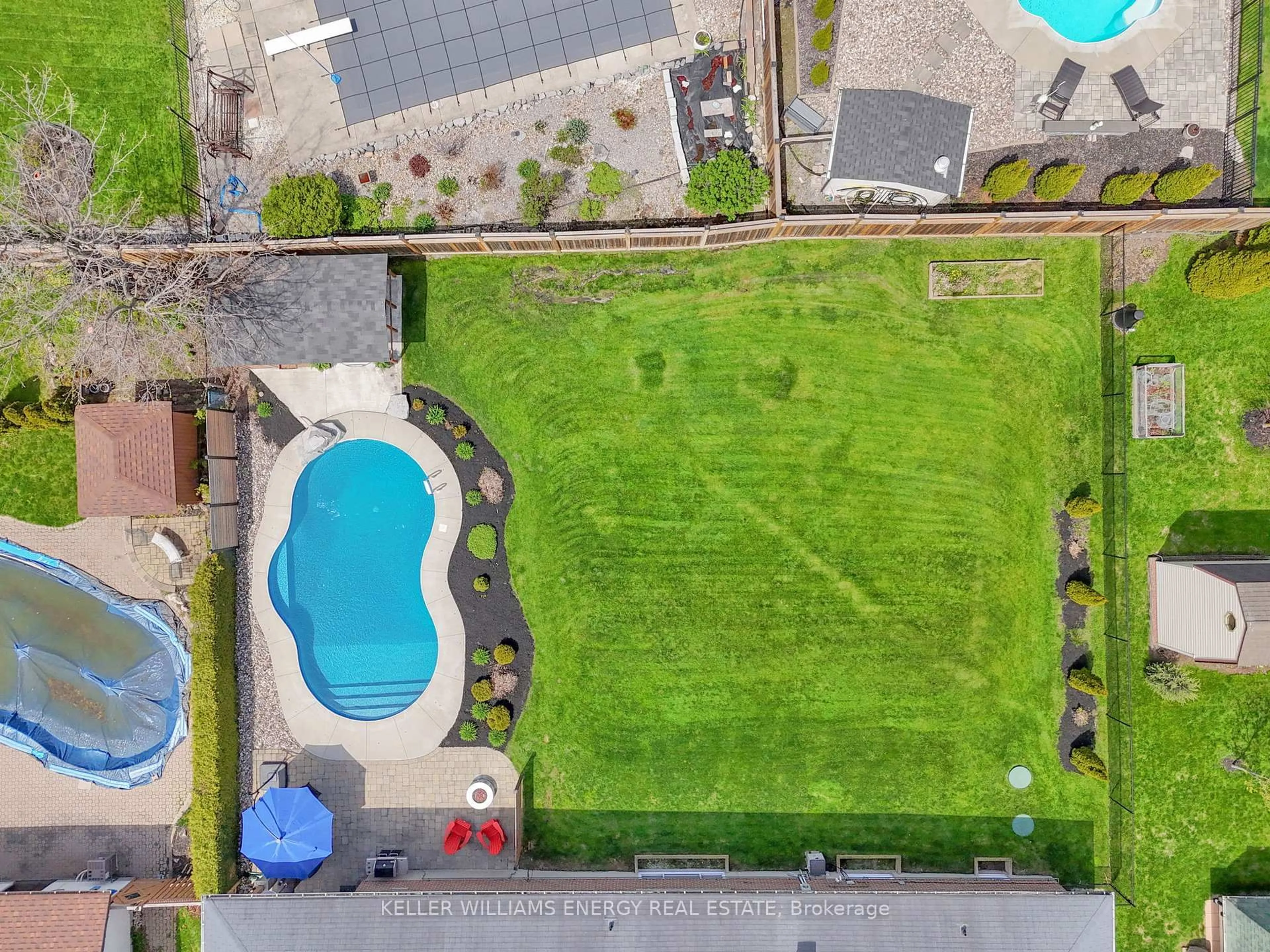 A pic from outside/outdoor area/front of a property/back of a property/a pic from drone, unknown for 858 Swiss Hts, Oshawa Ontario L1K 2A9