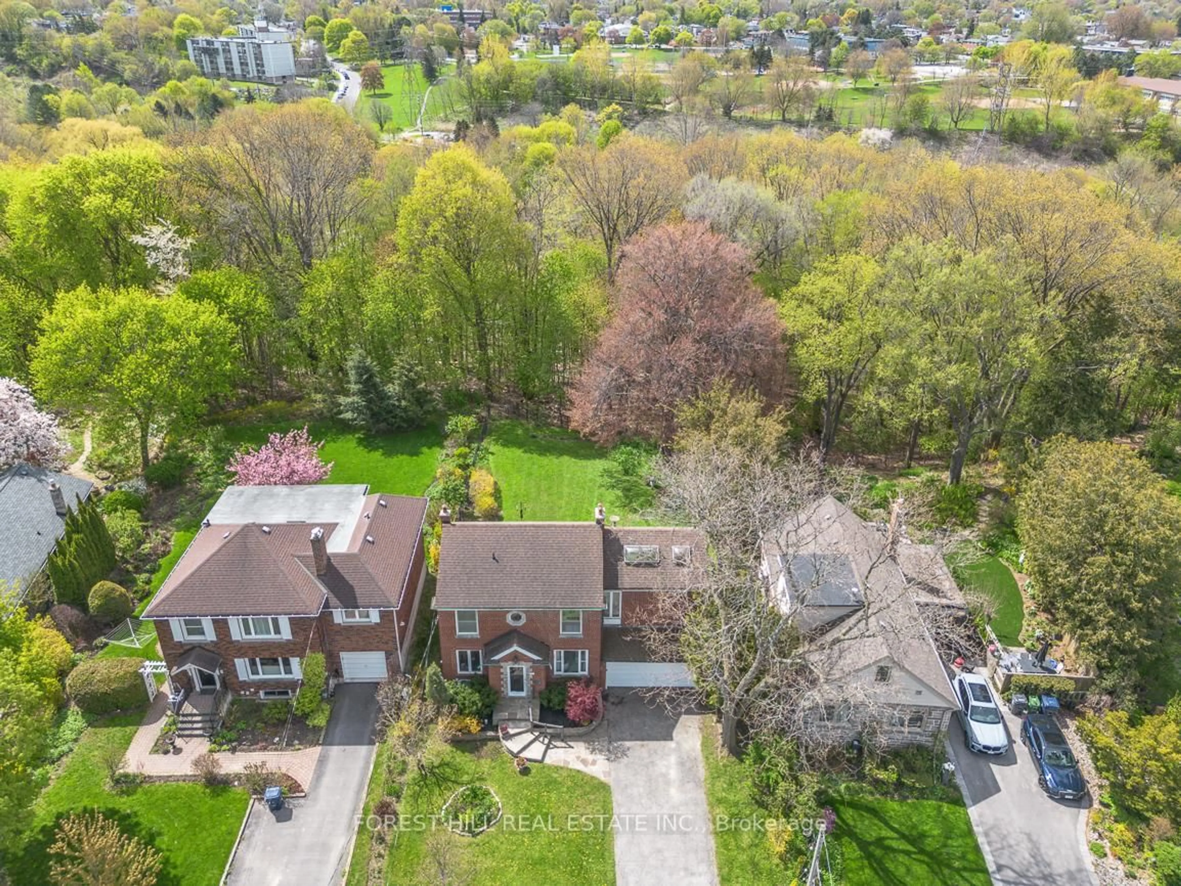 A pic from outside/outdoor area/front of a property/back of a property/a pic from drone, street for 77 Glenwood Cres, Toronto Ontario M4B 1J8