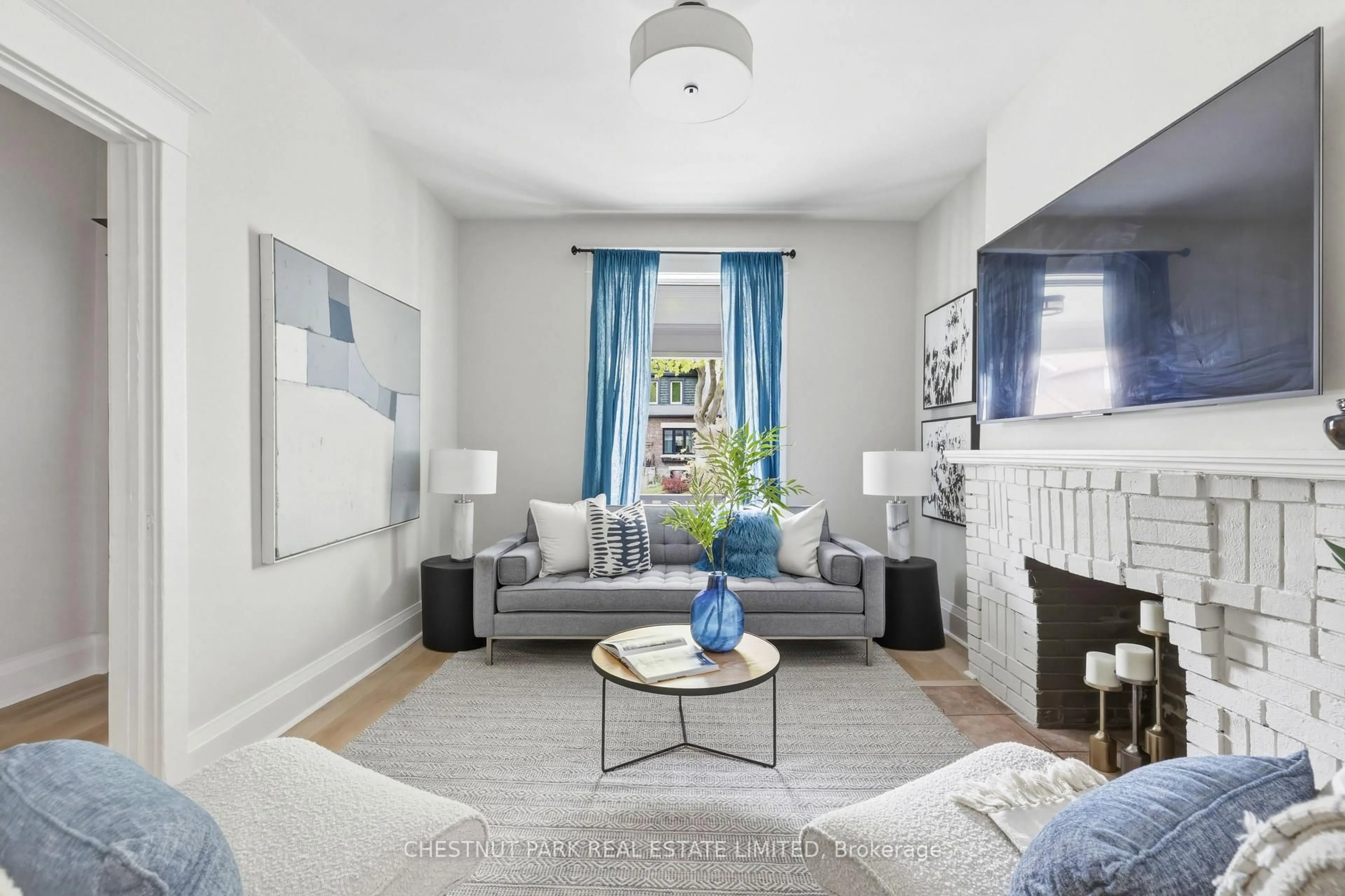 Living room with furniture, unknown for 25 Harris Ave, Toronto Ontario M4C 1P3