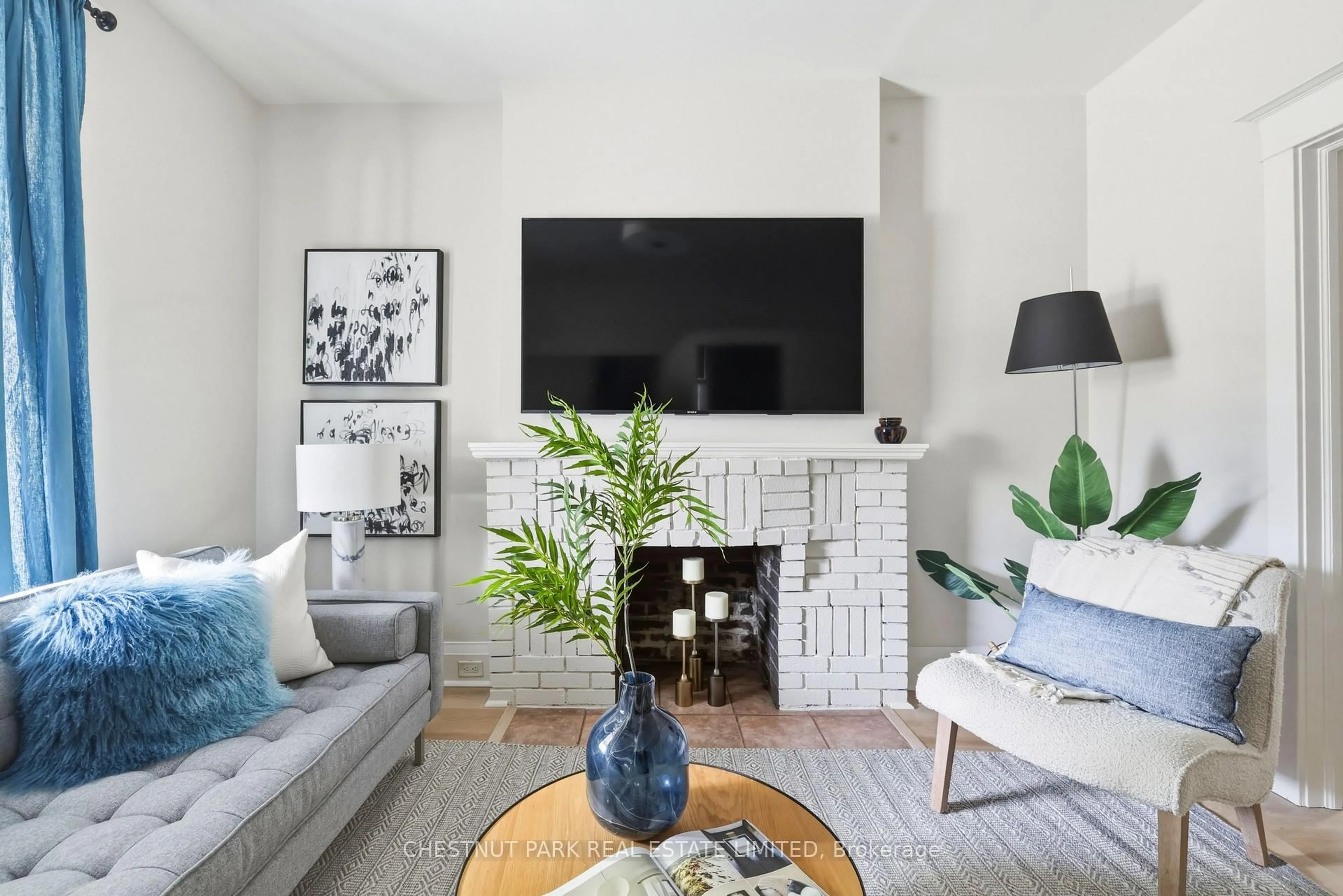 Living room with furniture, unknown for 25 Harris Ave, Toronto Ontario M4C 1P3
