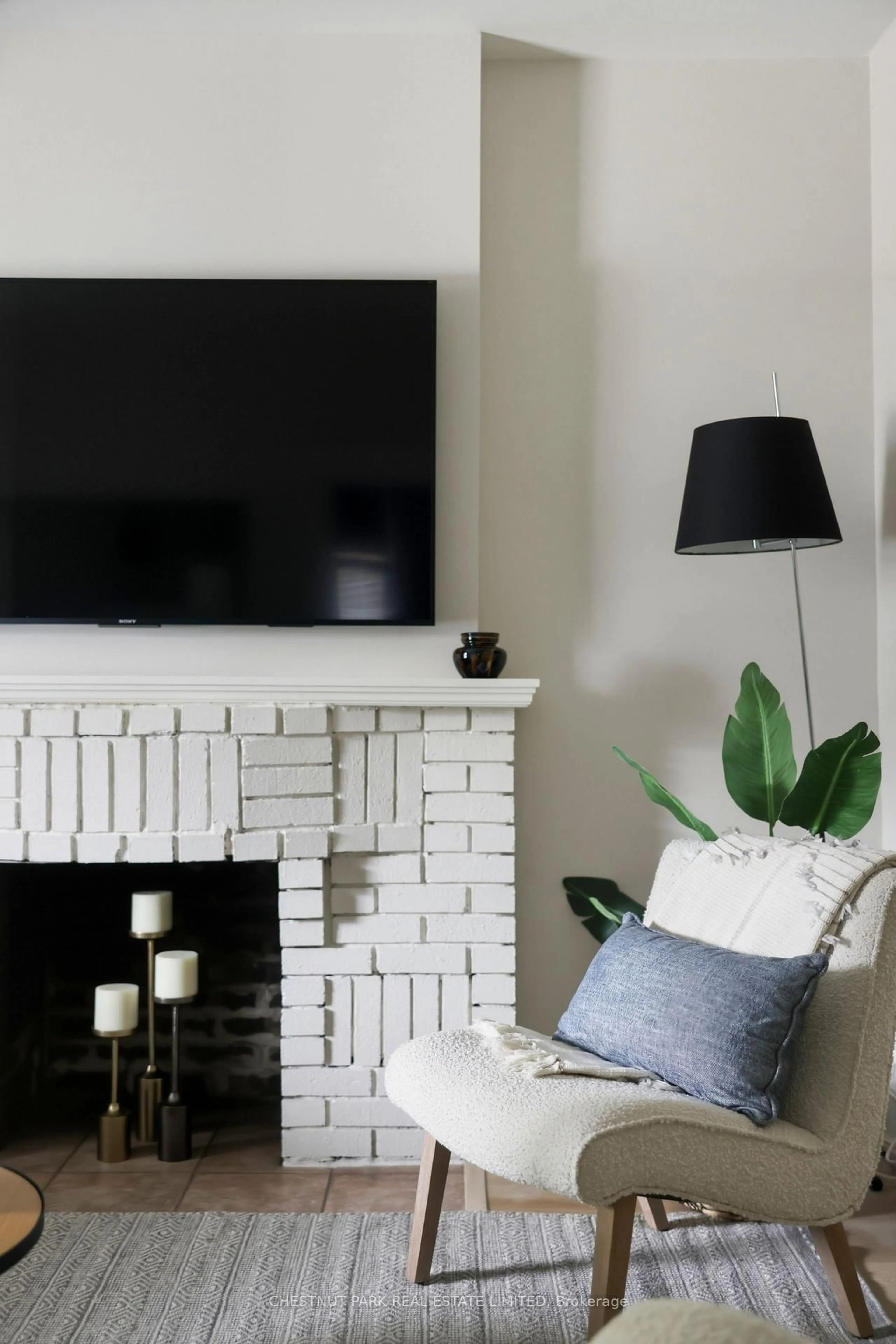 Living room with furniture, unknown for 25 Harris Ave, Toronto Ontario M4C 1P3