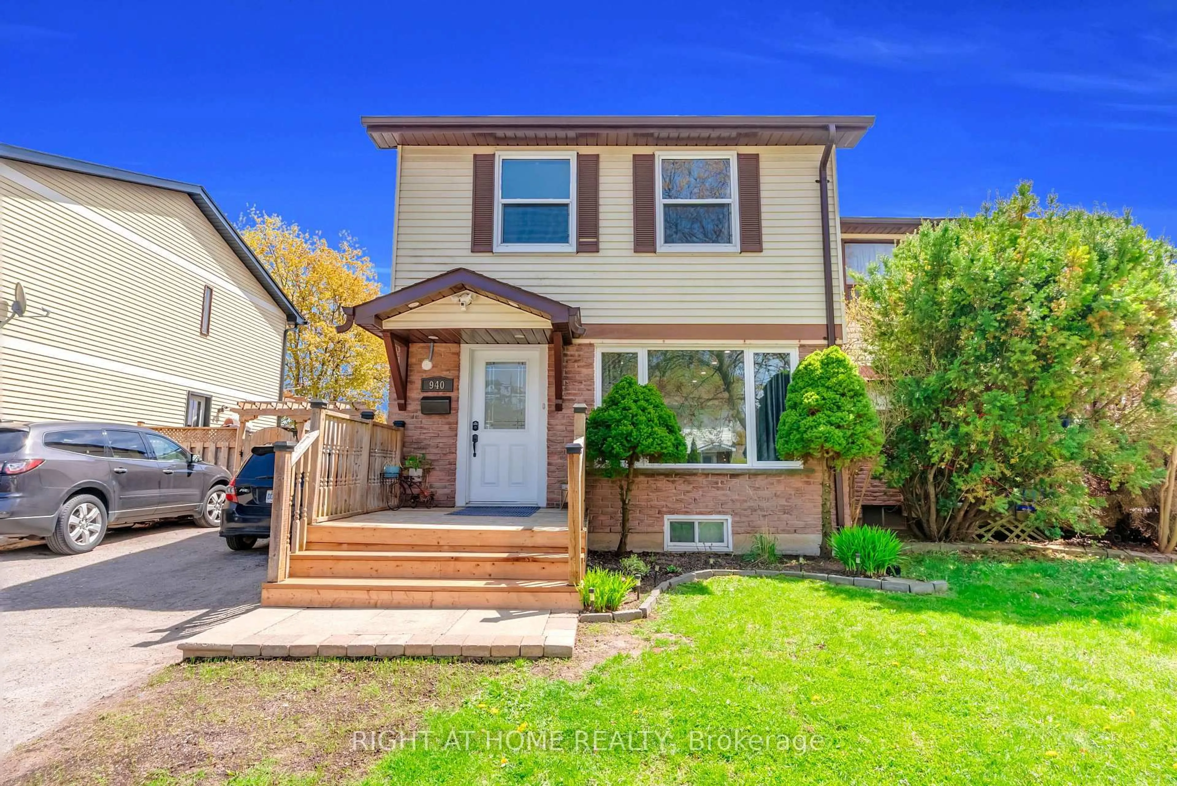Home with vinyl exterior material, street for 940 Gentry Cres, Oshawa Ontario L1K 1L8