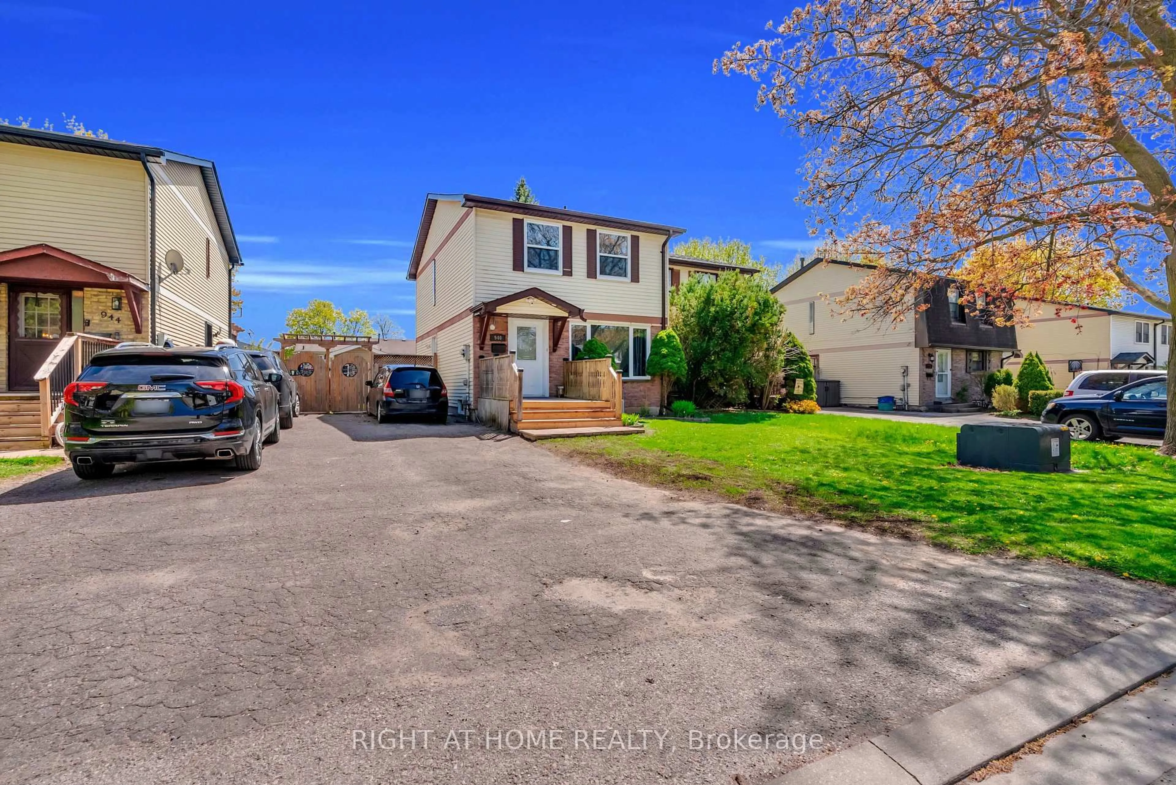 A pic from outside/outdoor area/front of a property/back of a property/a pic from drone, street for 940 Gentry Cres, Oshawa Ontario L1K 1L8