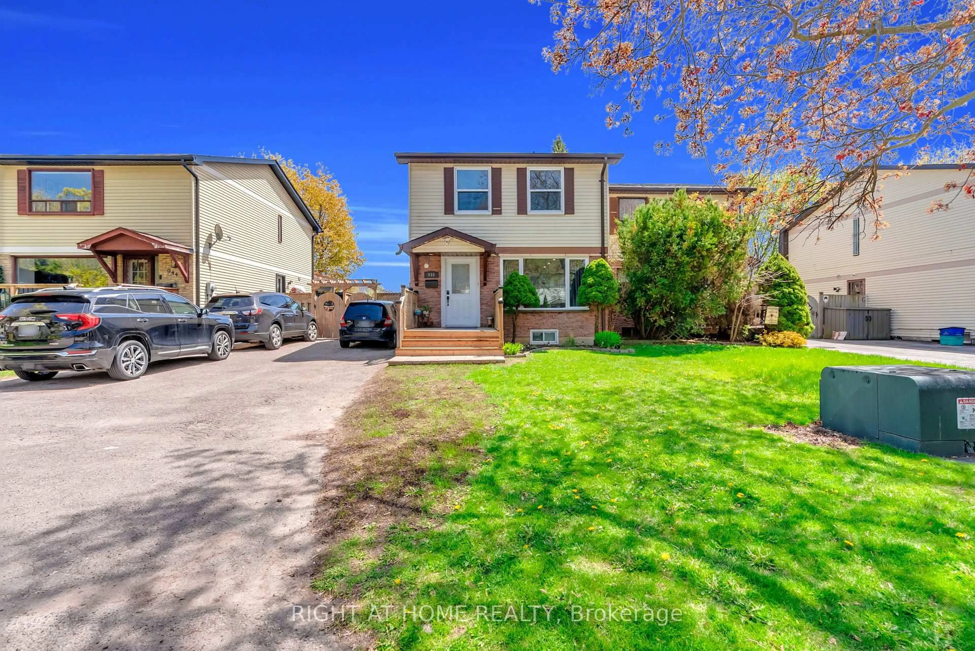 A pic from outside/outdoor area/front of a property/back of a property/a pic from drone, street for 940 Gentry Cres, Oshawa Ontario L1K 1L8