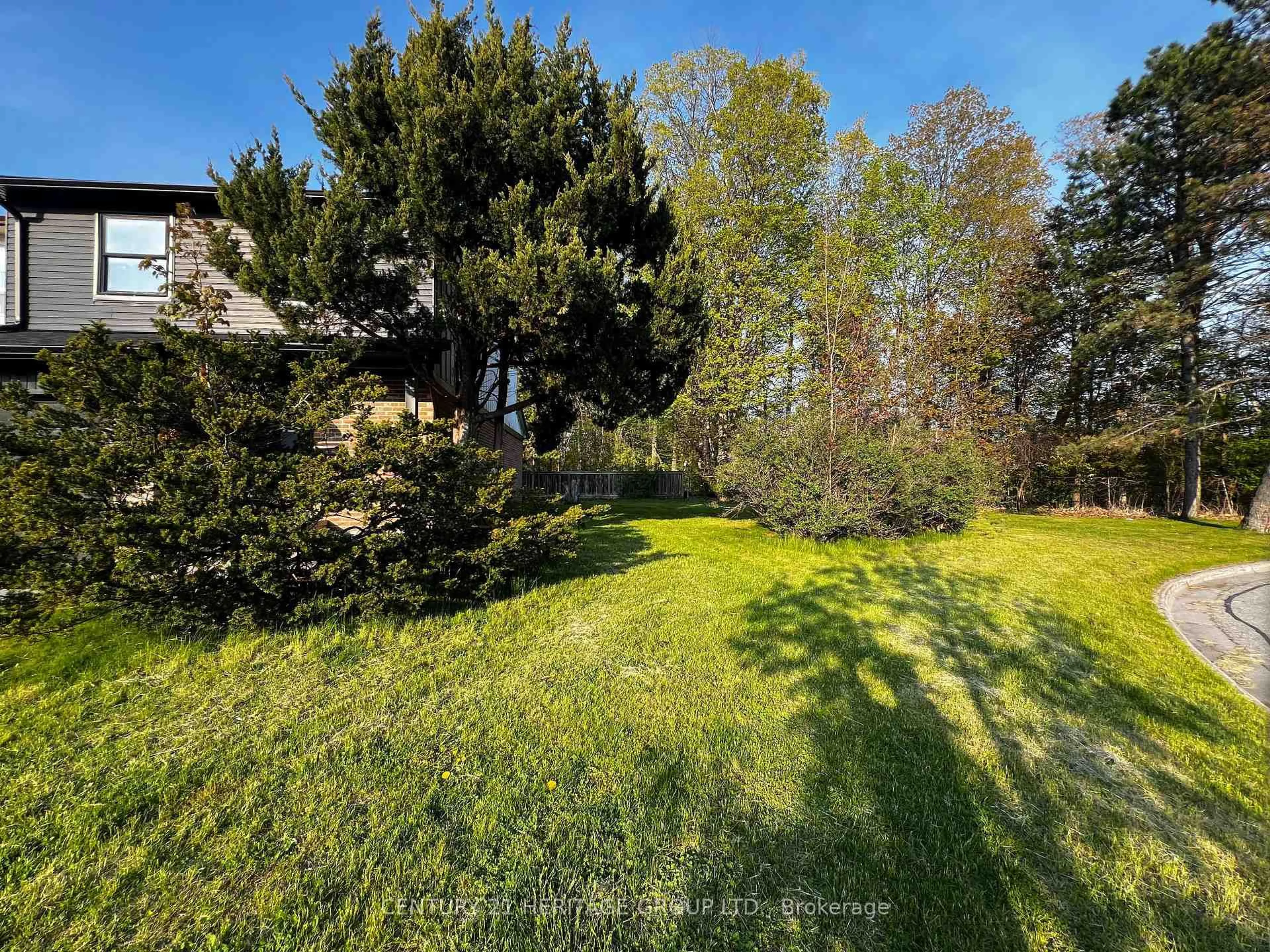 A pic from outside/outdoor area/front of a property/back of a property/a pic from drone, forest/trees view for 1133 Trowbridge Crt, Oshawa Ontario L1G 7H1