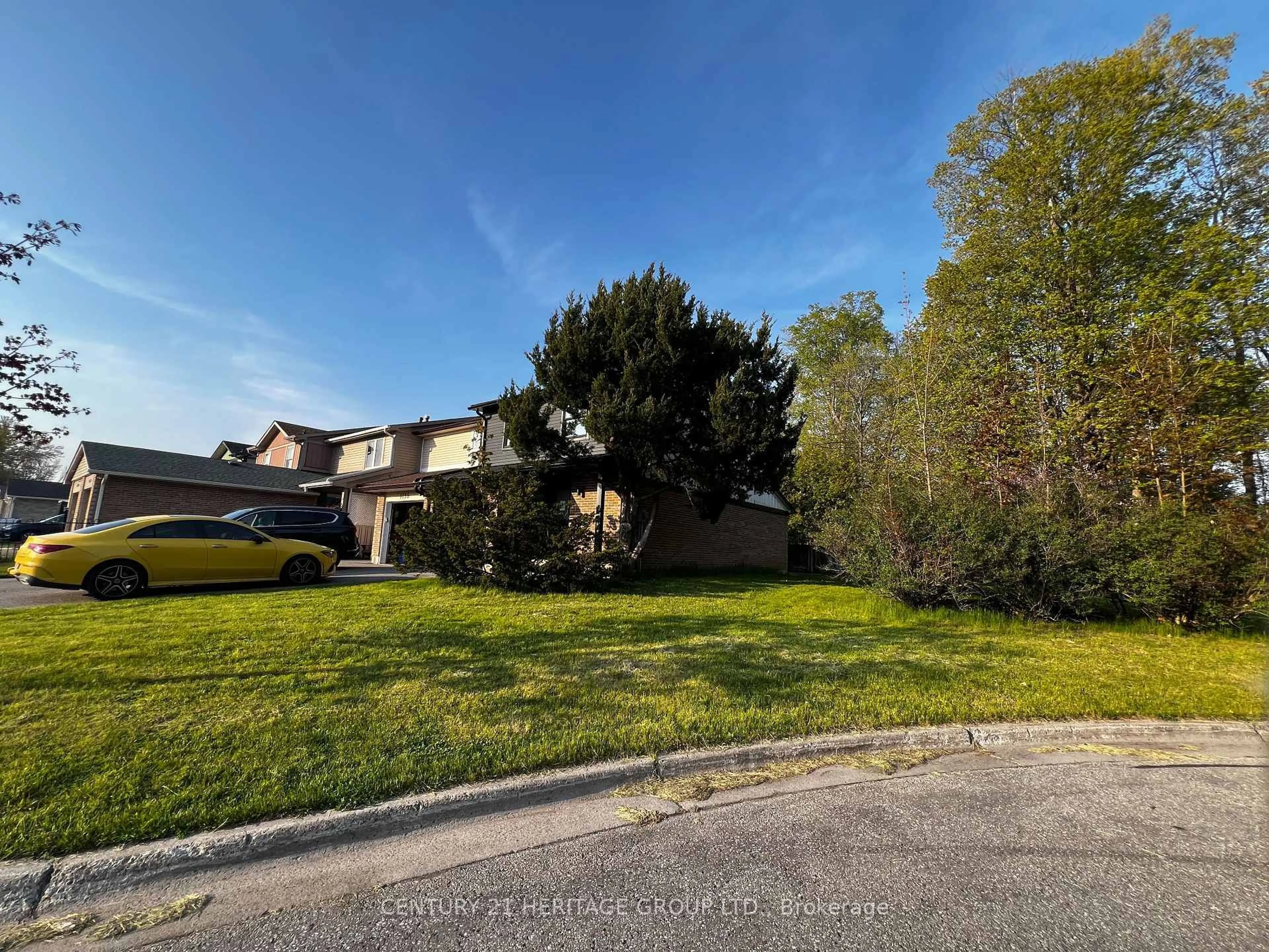 A pic from outside/outdoor area/front of a property/back of a property/a pic from drone, street for 1133 Trowbridge Crt, Oshawa Ontario L1G 7H1