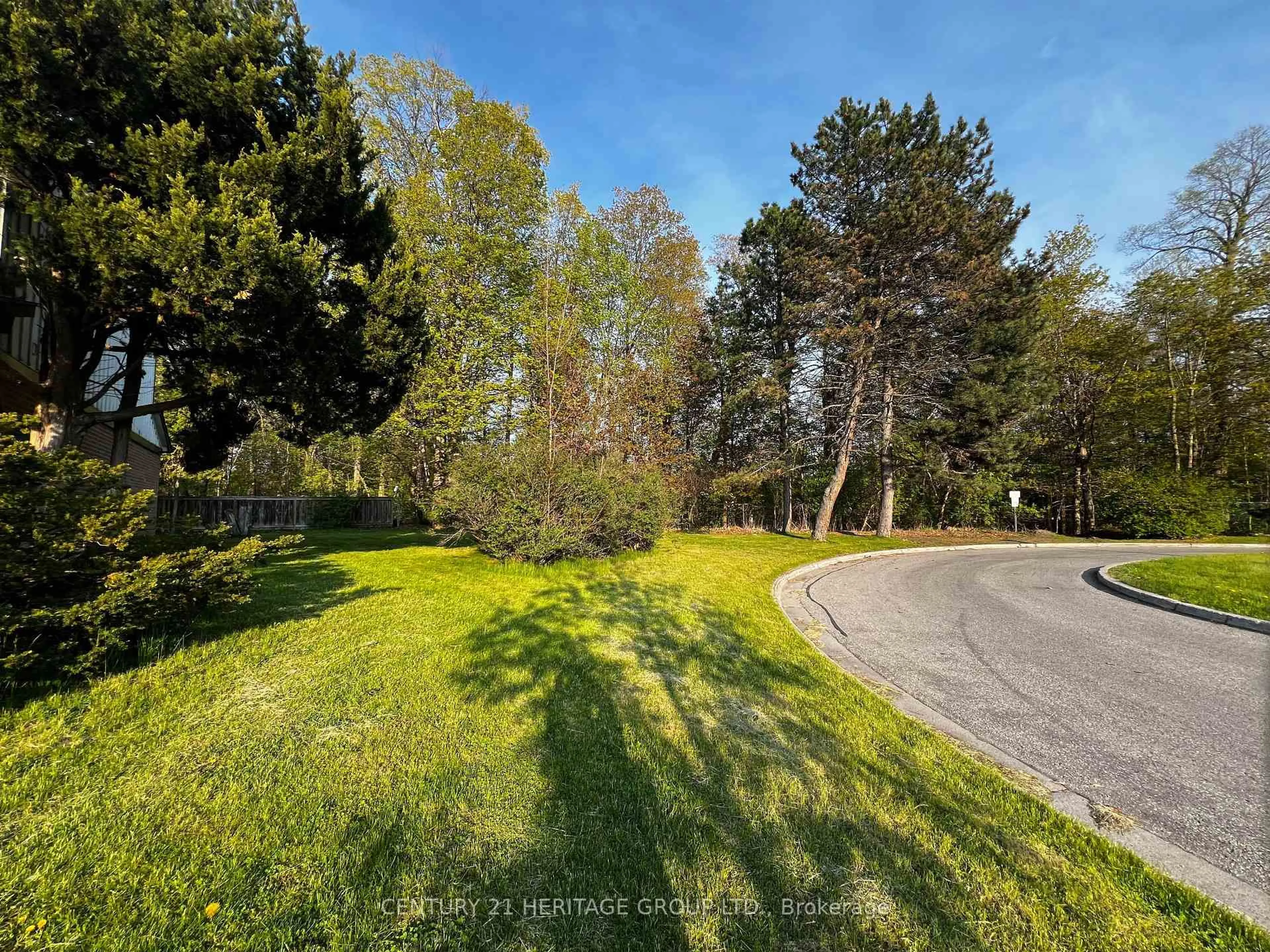A pic from outside/outdoor area/front of a property/back of a property/a pic from drone, forest/trees view for 1133 Trowbridge Crt, Oshawa Ontario L1G 7H1