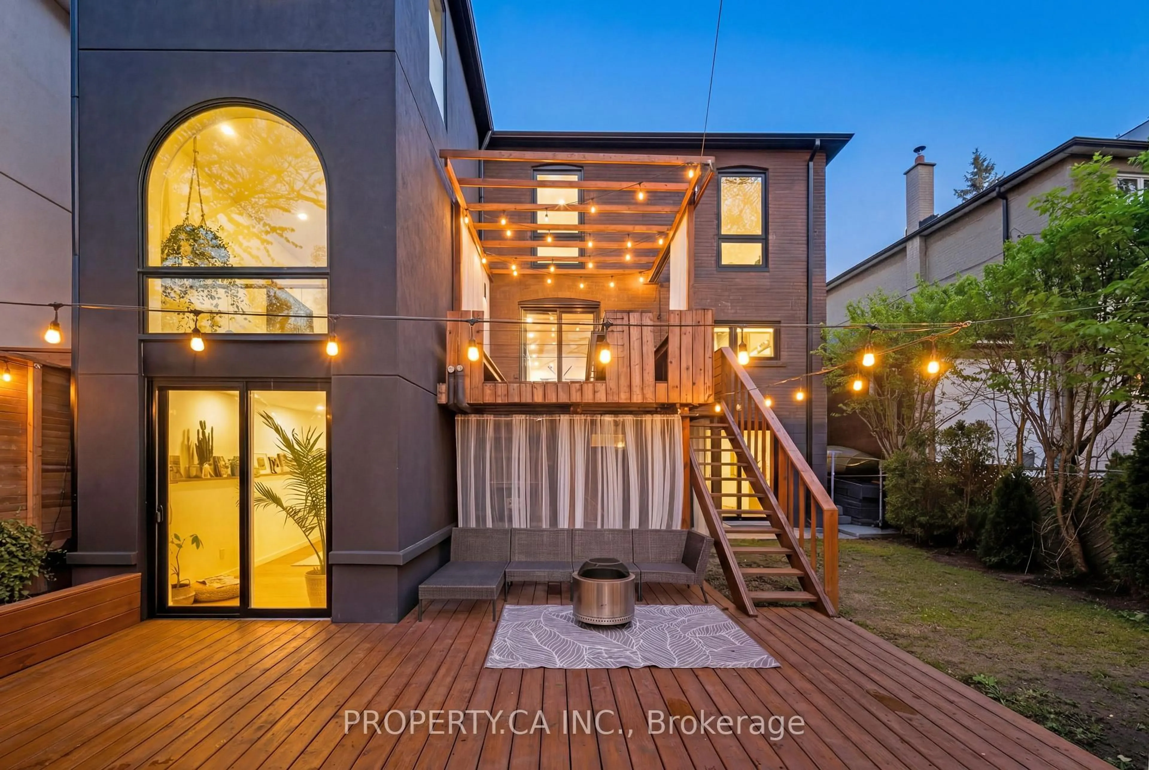 A pic from outside/outdoor area/front of a property/back of a property/a pic from drone, street for 9 Maughan Cres, Toronto Ontario M4L 3E4