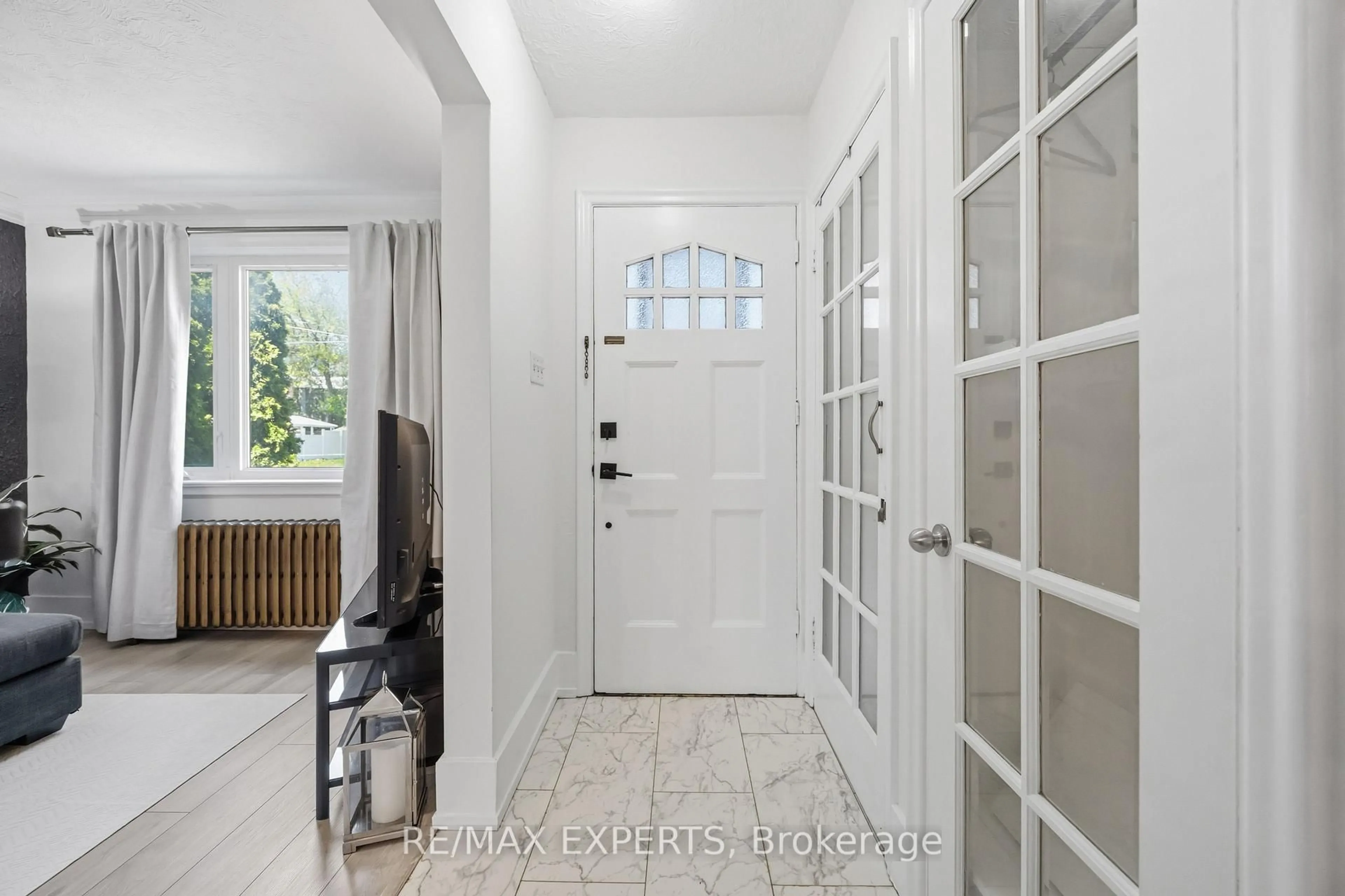 Indoor entryway for 221 Clonmore Dr, Toronto Ontario M1N 1Y4