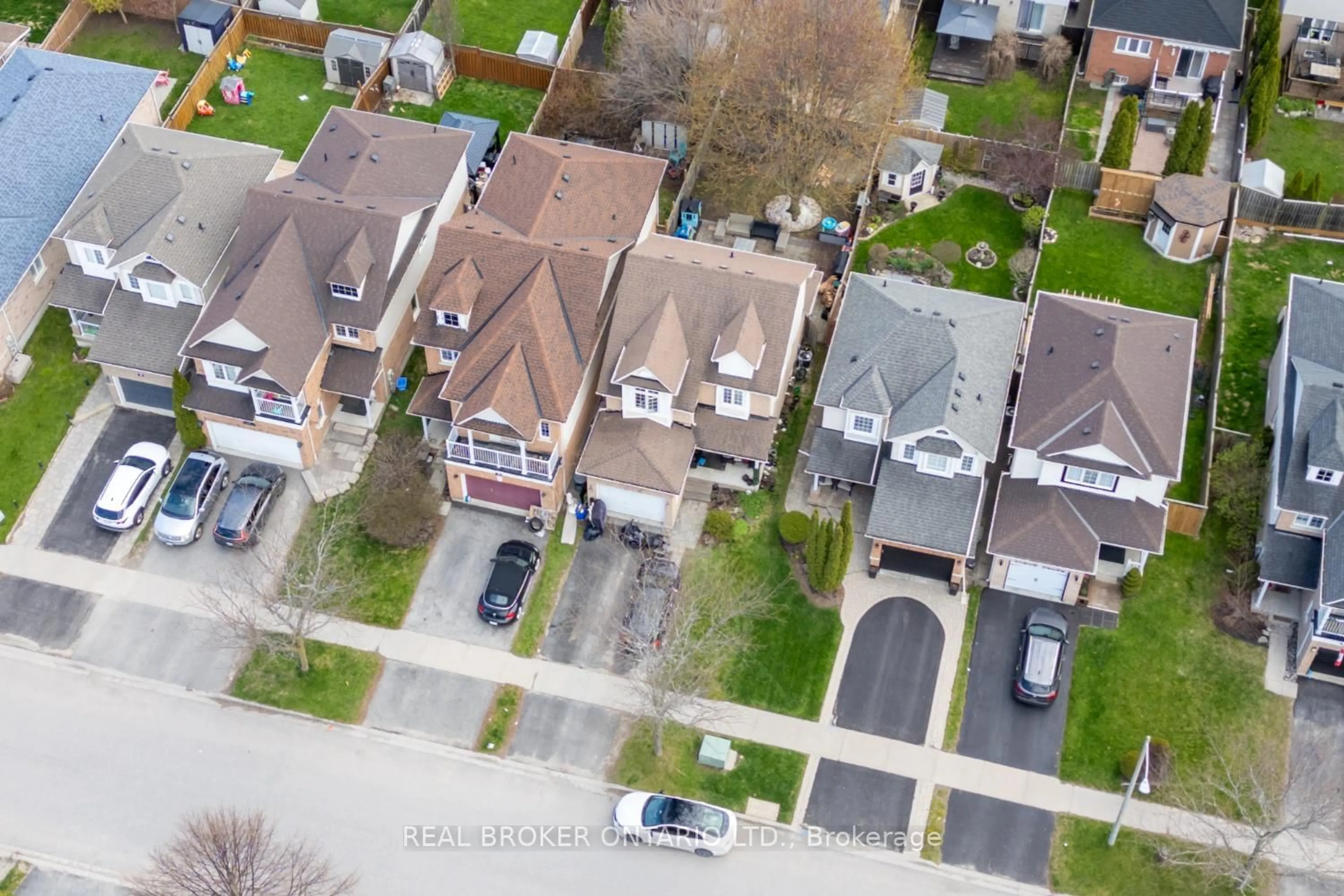 A pic from outside/outdoor area/front of a property/back of a property/a pic from drone, street for 43 Madden Pl, Clarington Ontario L1C 5K3