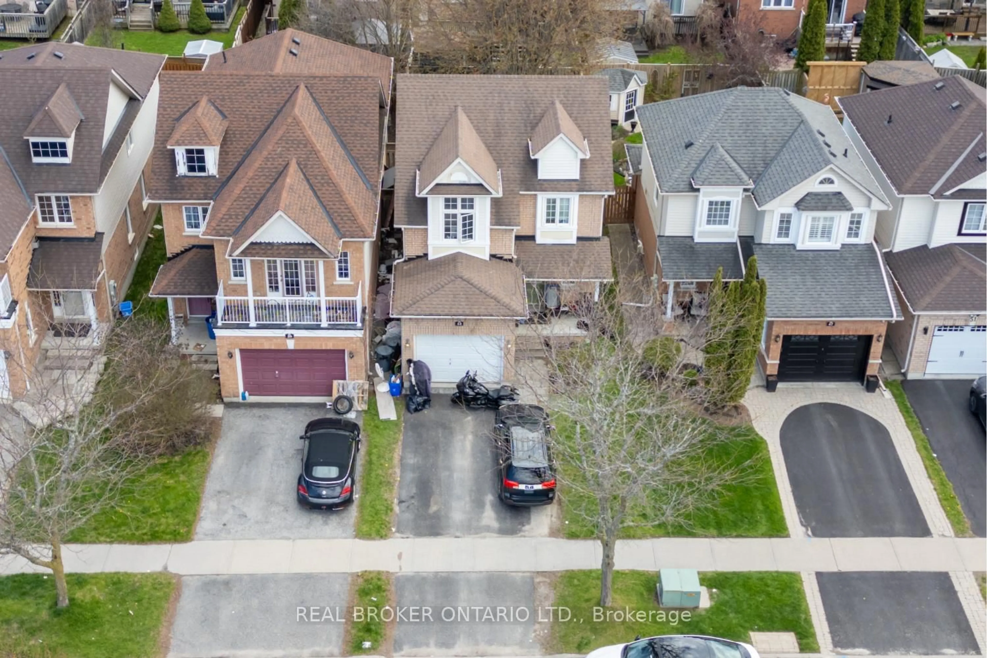 A pic from outside/outdoor area/front of a property/back of a property/a pic from drone, street for 43 Madden Pl, Clarington Ontario L1C 5K3