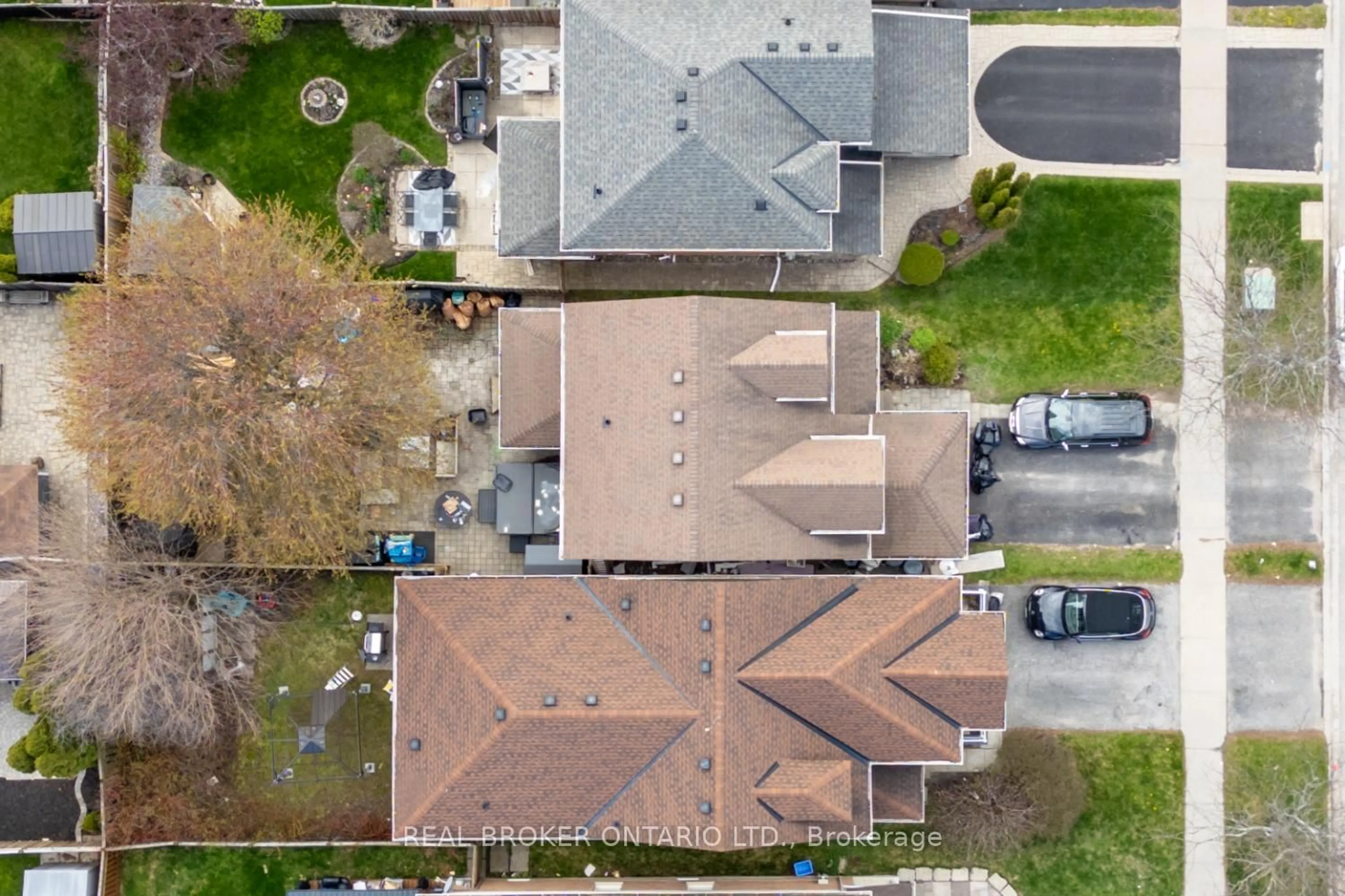 A pic from outside/outdoor area/front of a property/back of a property/a pic from drone, street for 43 Madden Pl, Clarington Ontario L1C 5K3